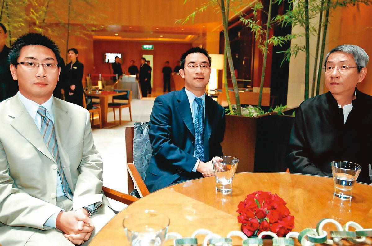 寒舍創辦人蔡辰洋(右)和長子蔡伯府(中)先後過世,由蔡伯翰(左)一肩扛起重責。(聯合知識庫)
