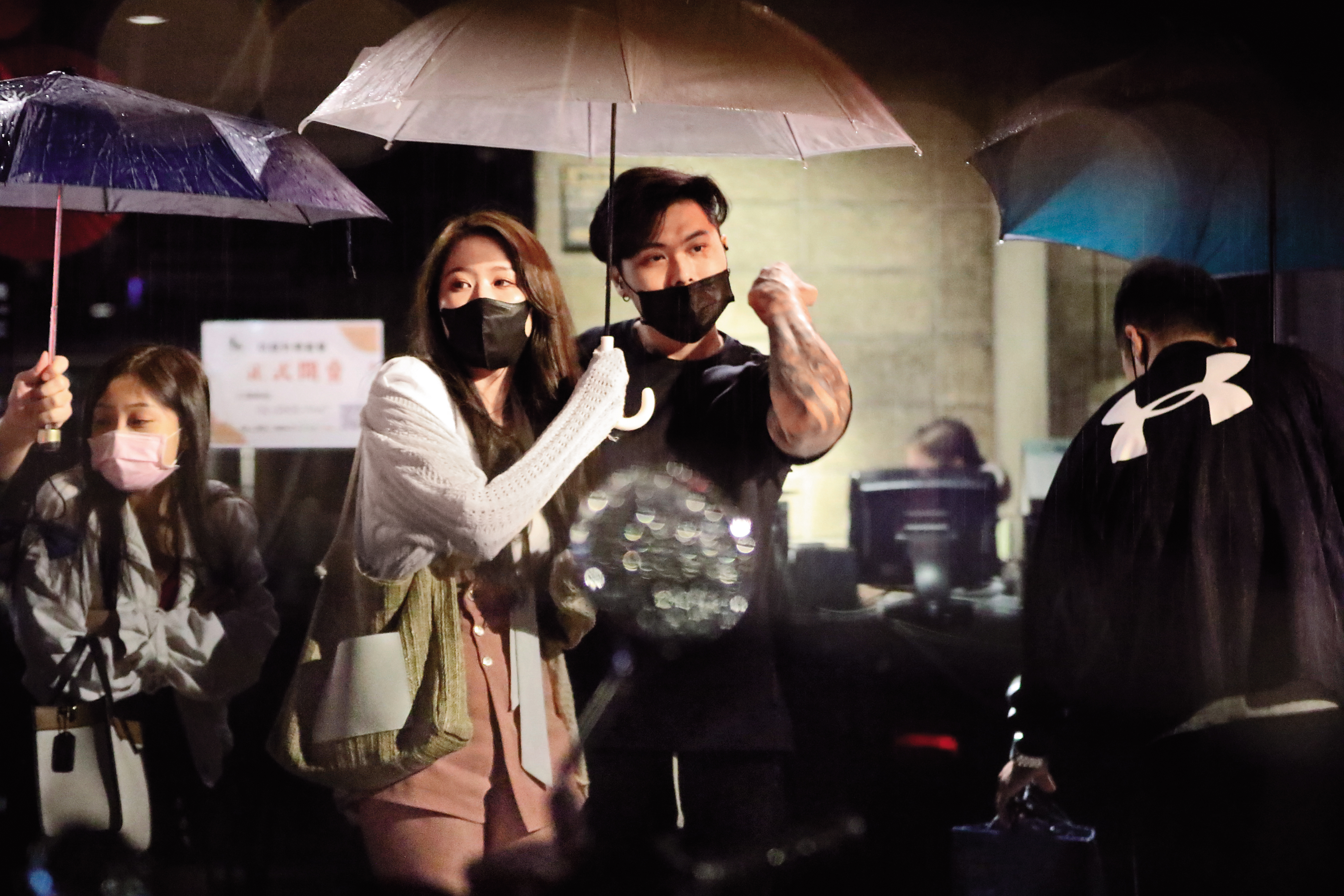 3/27，00：22，鄭若青和晨灰吃完火鍋後，準備要去取車。