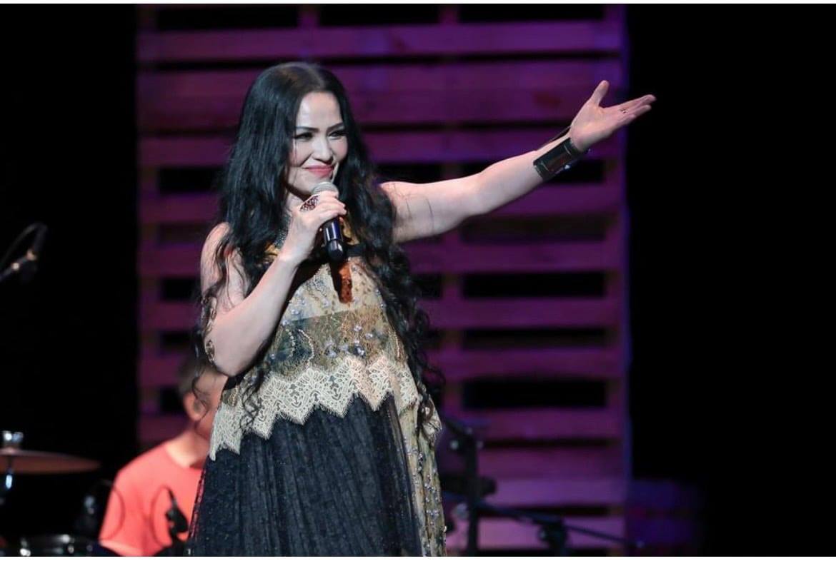 潘越雲嫁給畫家老公後，忍受不少酗酒家暴的婚姻終協議分居。（翻攝潘越雲臉書）