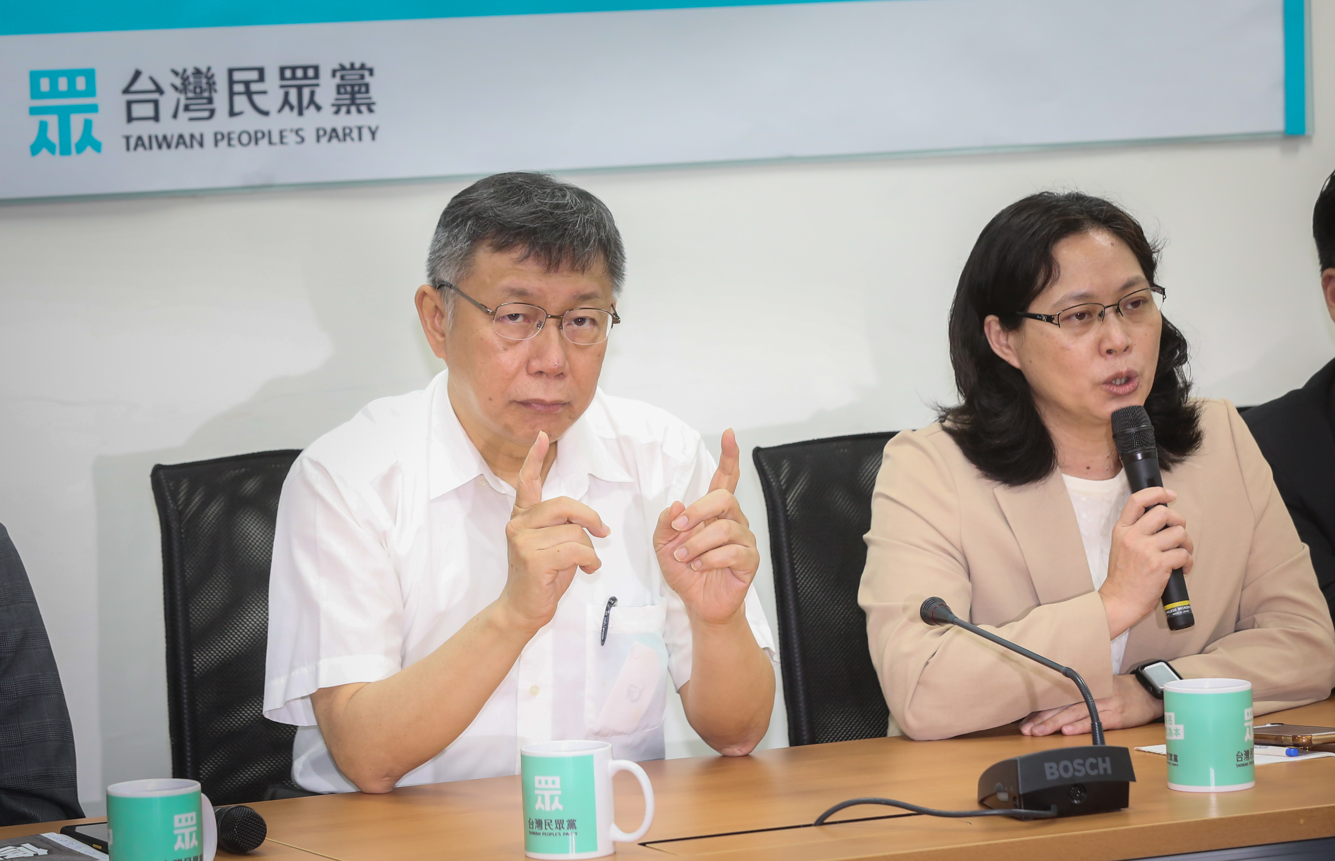 柯文哲（左）找蔡壁如替年底選戰操盤，擔任民眾黨選戰小組召集人，卻引爆黨內決策核心「2個太陽」角力。