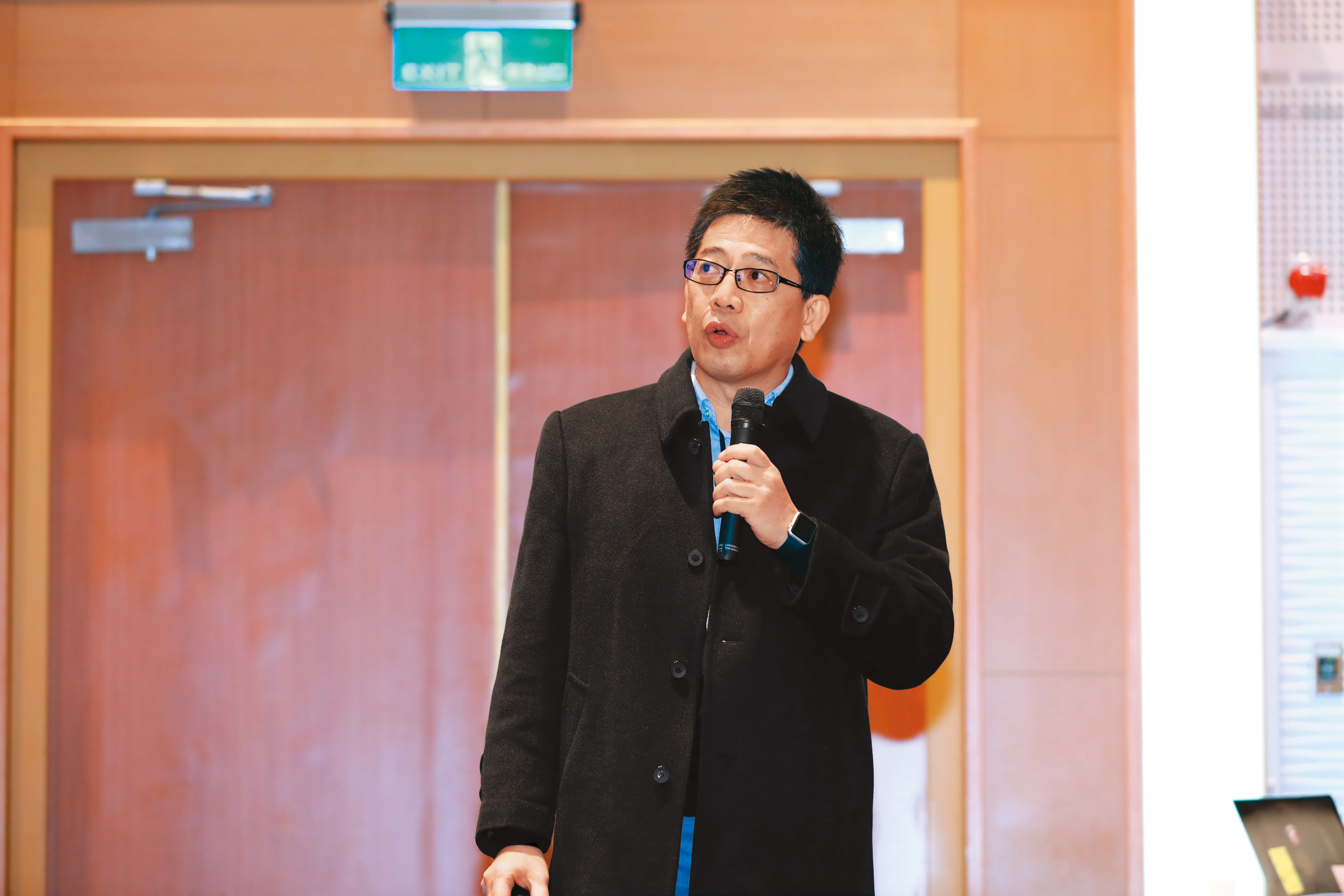 謝立功雖然是名義上的民眾黨祕書長，但黨內觀察，蔡壁如現在在黨內更有話語權。