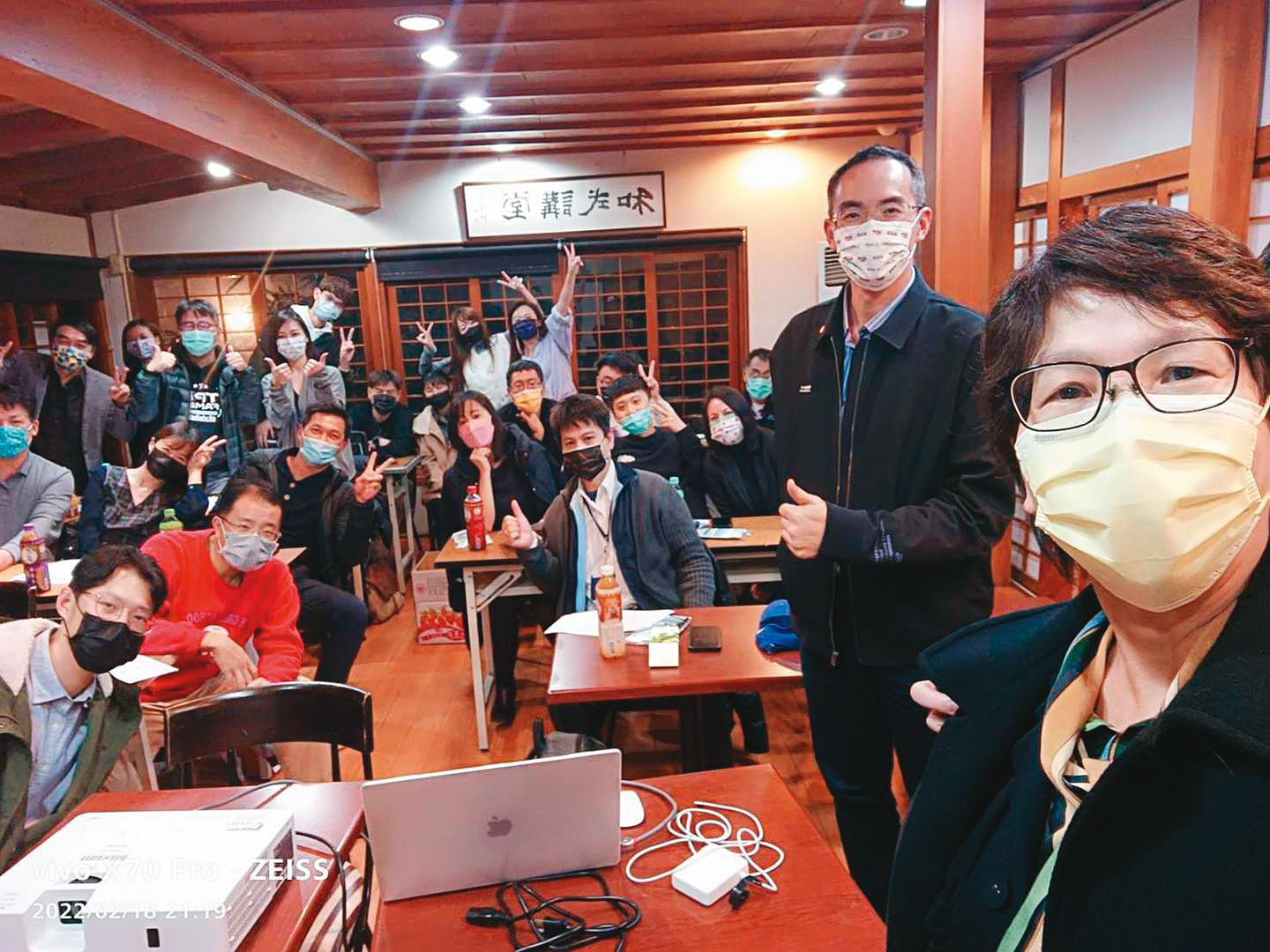 蔡壁如（右1）接任選戰小組召集人後，找來曾任她立委辦公室幕僚的鄞楷謙（右2）接任黨副祕書長，卻屢傳爭議。（翻攝蔡壁如臉書）