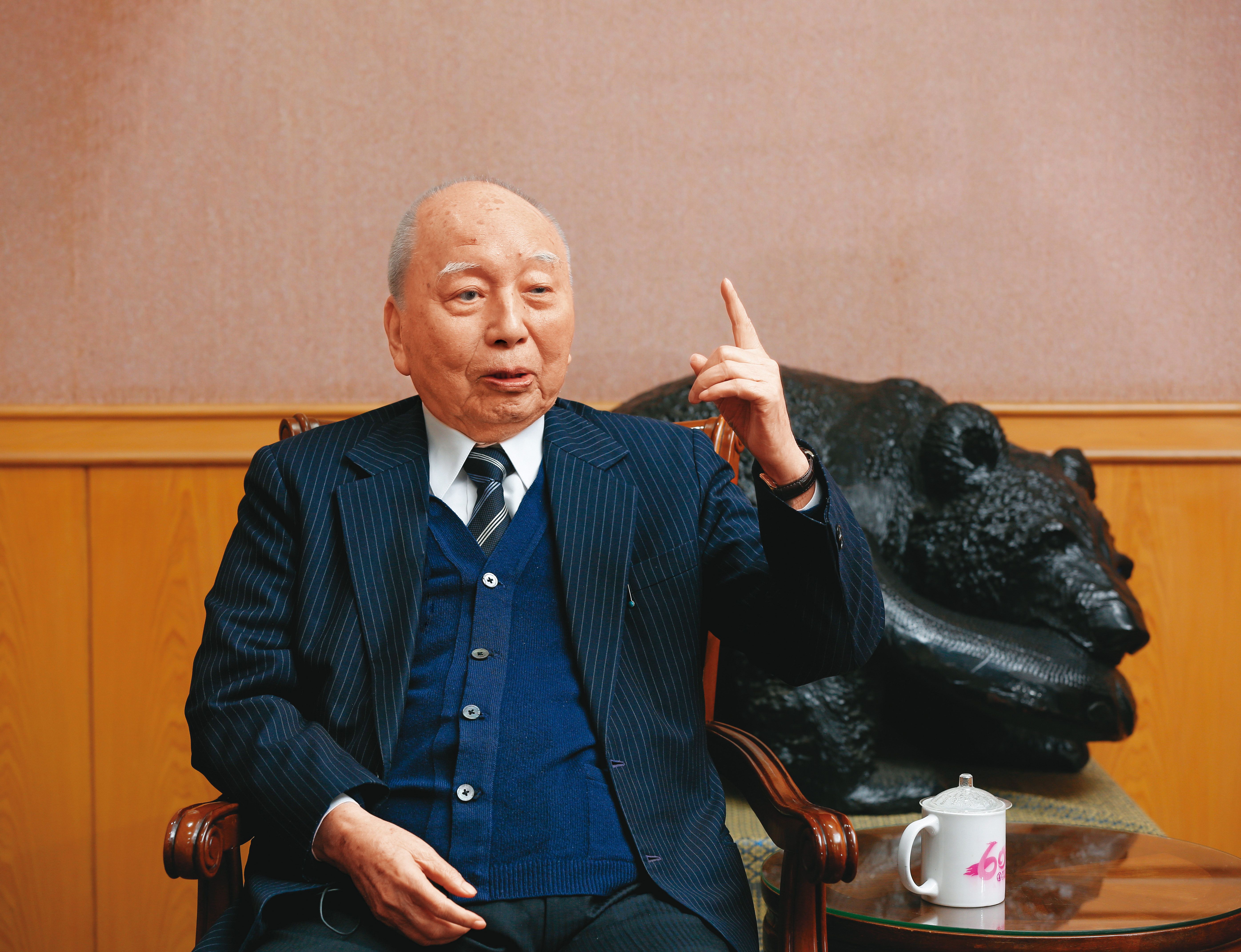 99歲的頴川建忠是民視及味王大股東，由次子主導打官司贏回千億股權。