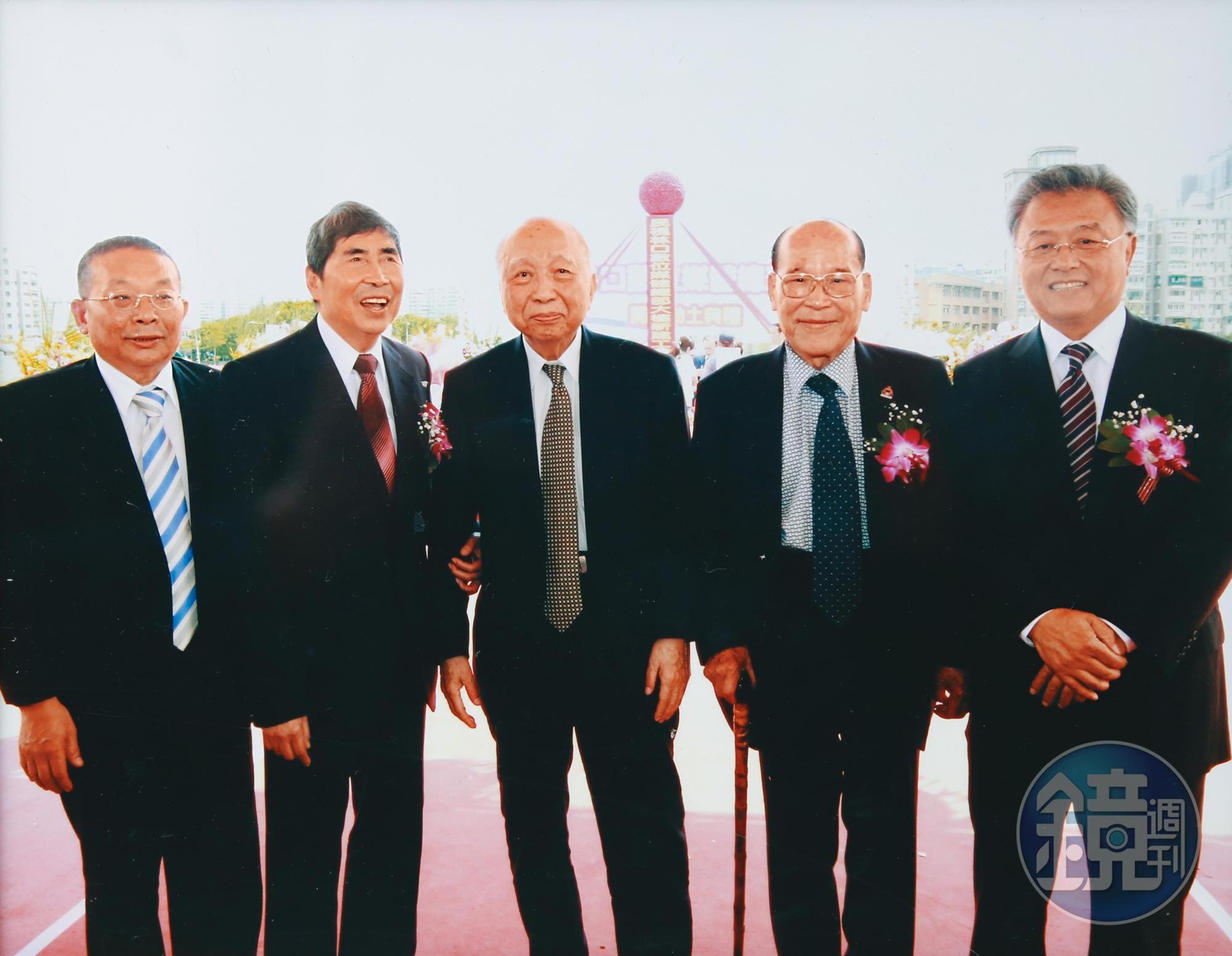 頴川建忠(中)應民視創辦人蔡同榮(左2)之邀投資成為民視大股東,2013年帶老臣陳清福(左1)與民視前總經理陳剛信(右1)、常董田再庭(右2)參加民視林口園區動土典禮。(翻攝畫面)