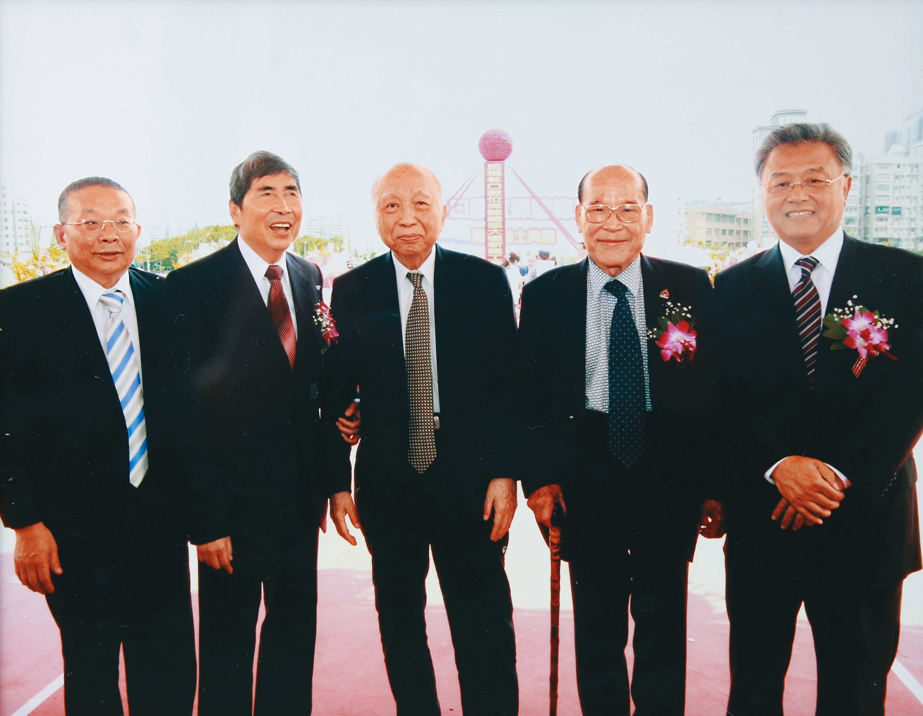 頴川建忠（中）應民視創辦人蔡同榮（左2）之邀投資成為民視大股東，2013年帶老臣陳清福（左1）與民視前總經理陳剛信（右1）、常董田再庭（右2）參加民視林口園區動土典禮。（翻攝畫面）