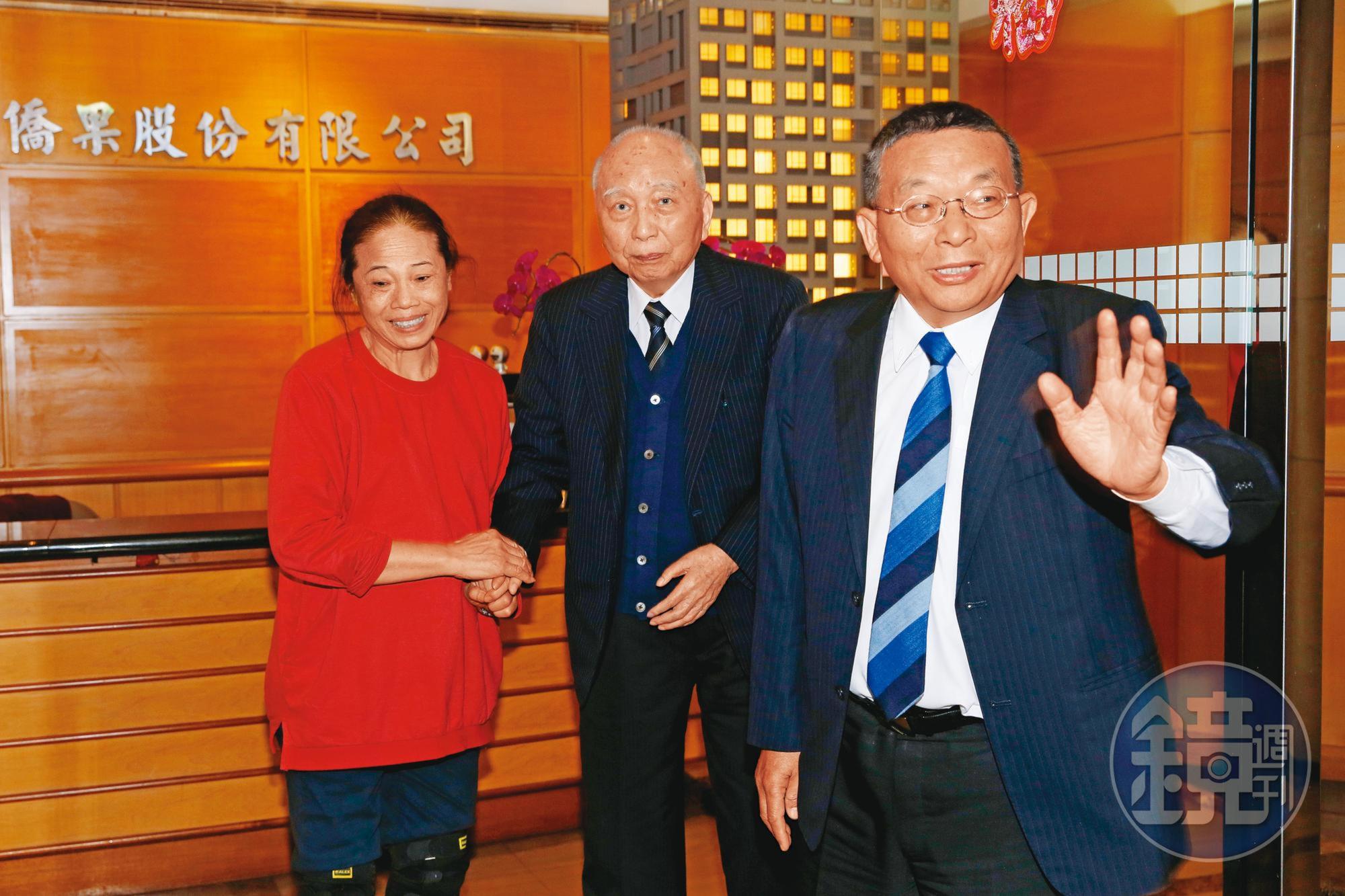 2017年，陳清福（右）偕同失智的頴川建忠（中）接受專訪。