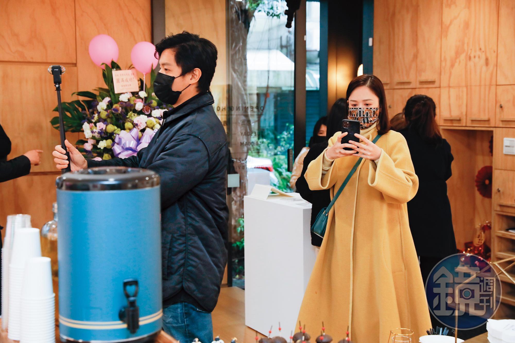 2月底，曾偉昌（左）在民生社區的藝廊舉辦畫展，陳喬恩（右）就以女主人之姿不時幫忙招呼親友，記錄過程。