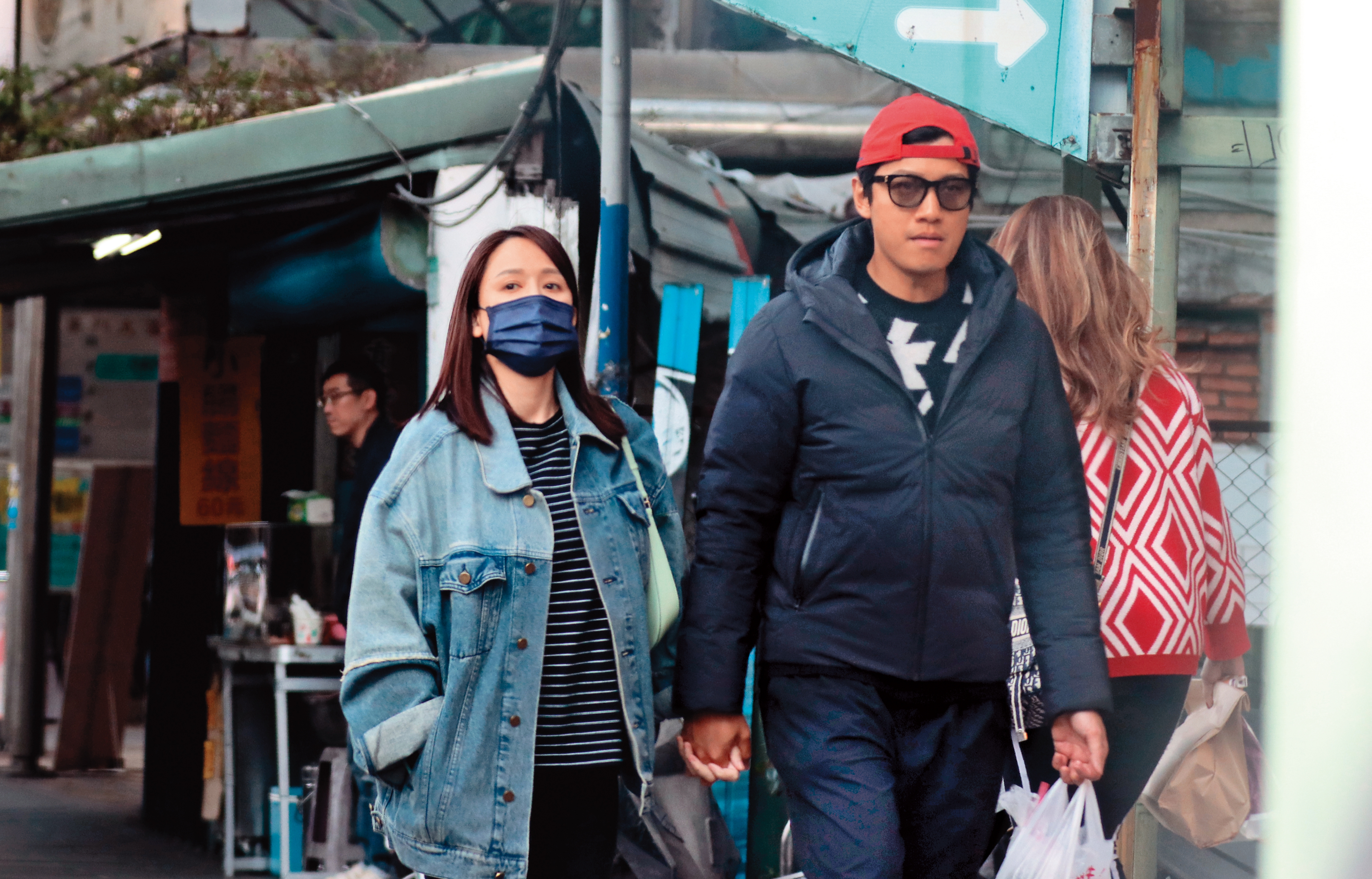 陳喬恩（左）去年初被拍到和Alan（右）在住處附近採買，看來就像老夫老妻。