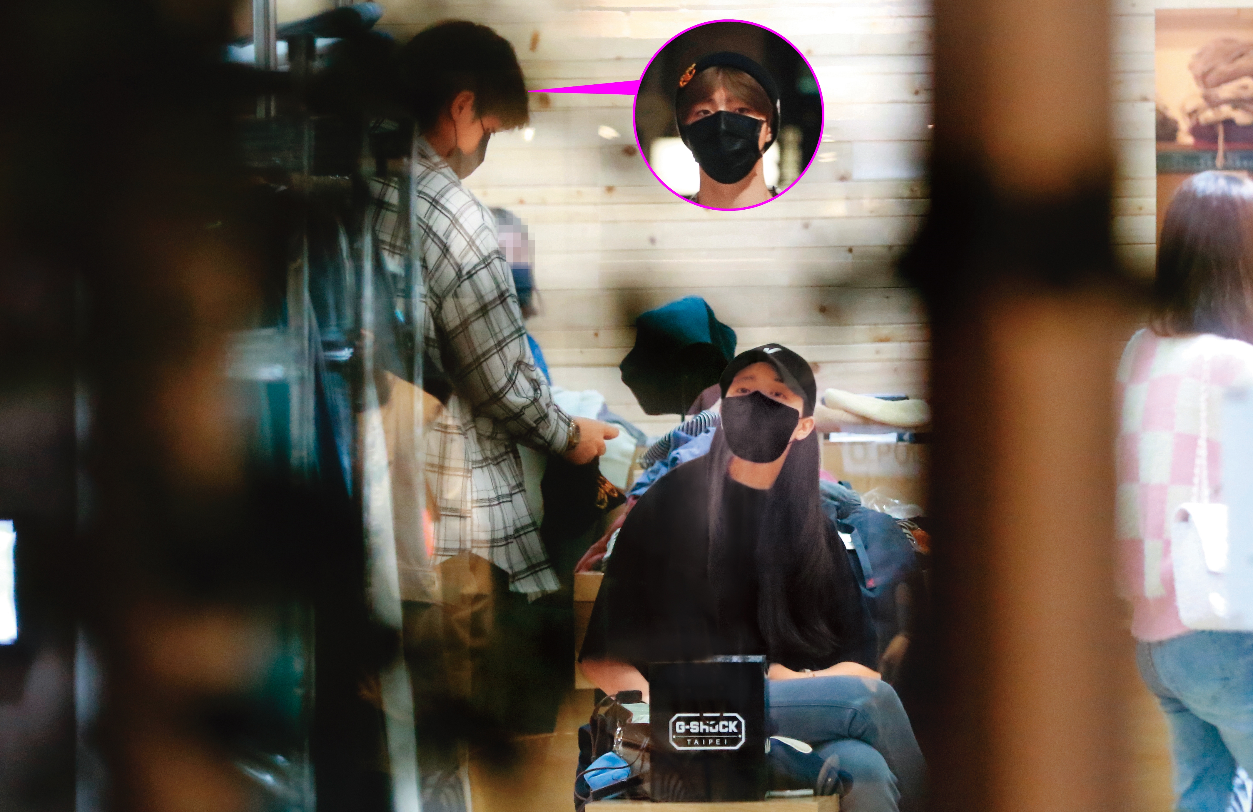 3/25，20：56，陳立農（左）衣服挑到一半，還會問歐陽娣娣（右）的意見。