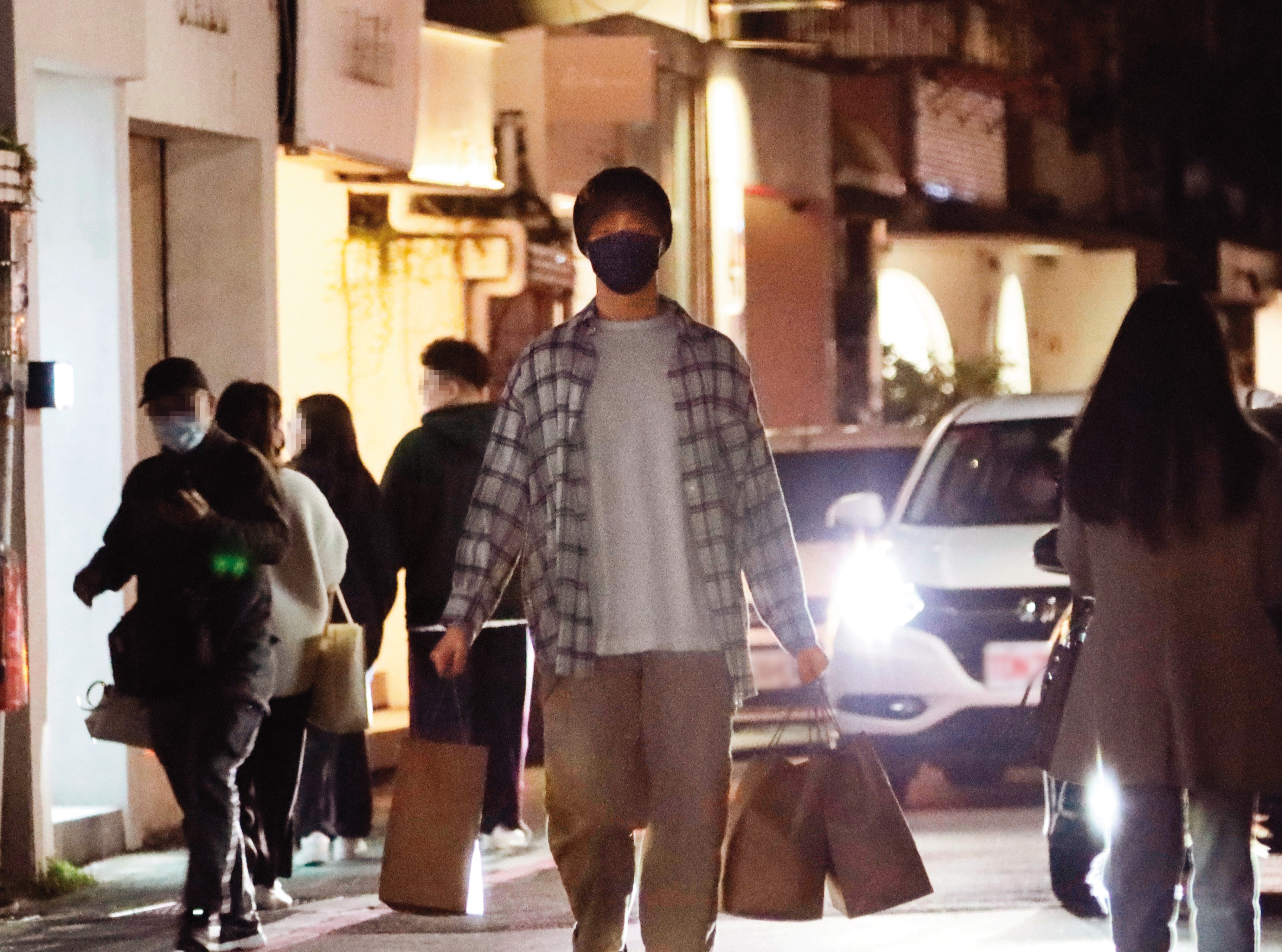 3/25，21：24，陳立農提著戰利品，晚歐陽娣娣一步離開服飾店，而且沒有中斷約會的打算。