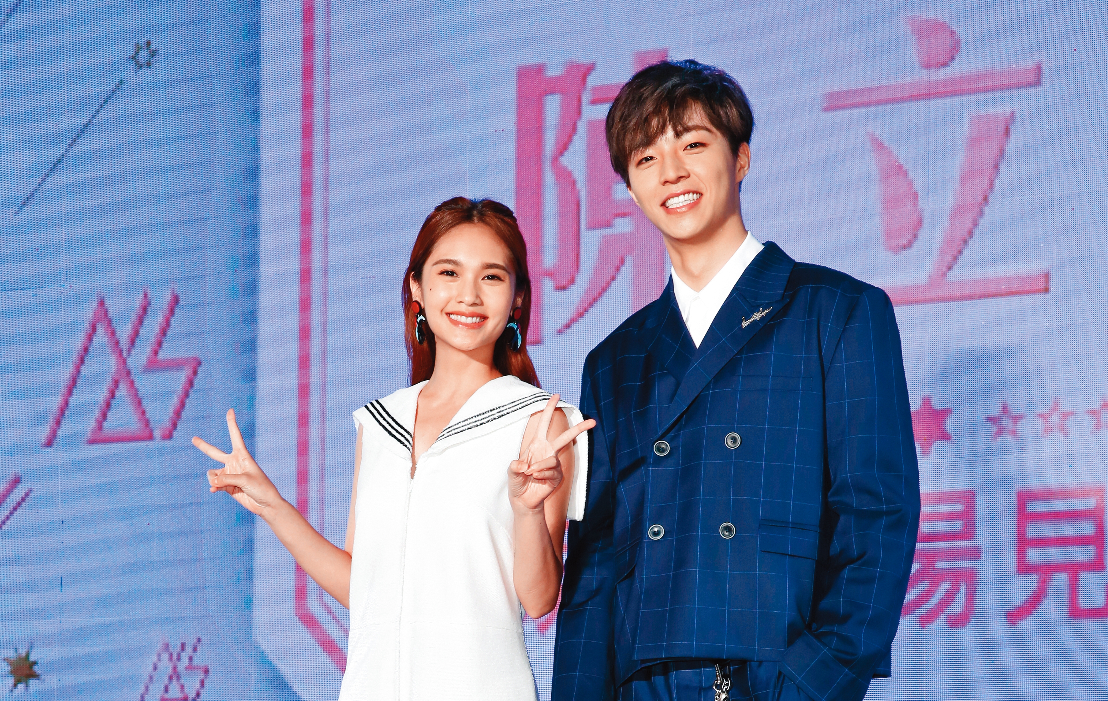 陳立農（右）出道一路以來還算順遂，不少大咖曾幫忙拉抬人氣，包括楊丞琳（左）。