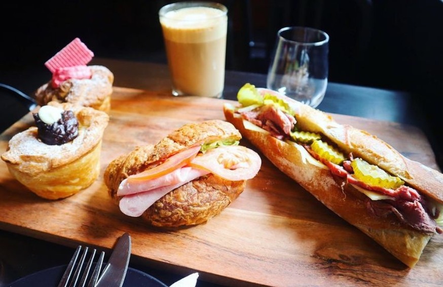 奧克蘭一家咖啡廳「Cosmo Coffee」因為在菜單上放了中華民國國旗，就遭留1星負評。（翻攝自Cosmo Coffee Instagram）