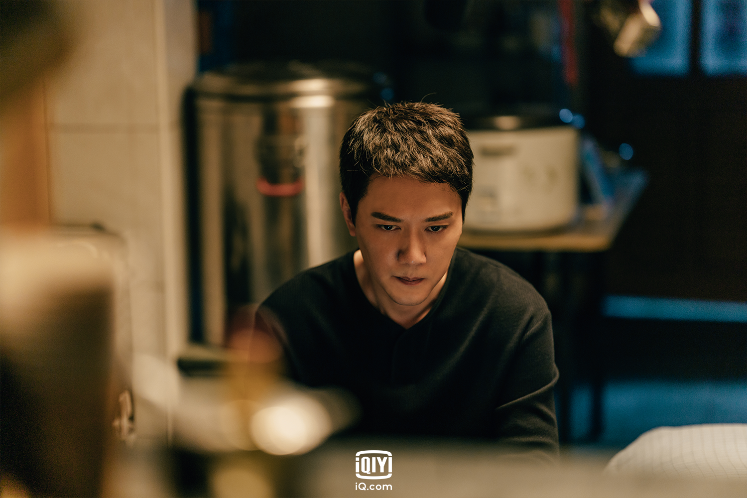 馮紹峰在《心居》飾演自認懷才不遇的魯蛇顧源,他表示將自己代入到角色裡能理解其心境,「但他將什麼都藏在心裡,造成許多誤會,這點我真的無法認同。」(愛奇藝國際站提供)