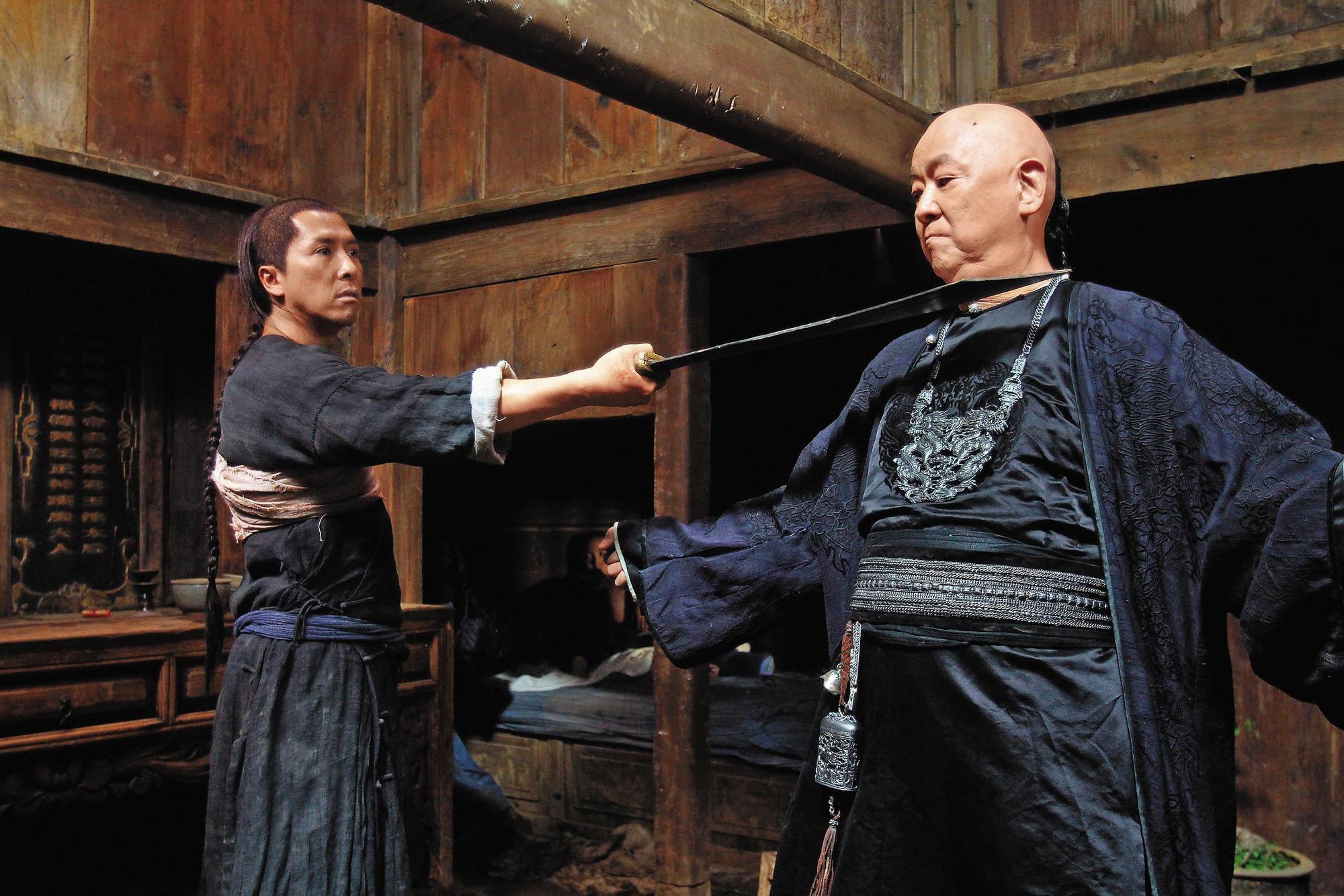 《武俠》中的王羽寶刀未老,連甄子丹都不敵他的氣勢,不愧當年一代刀王稱號。(甲上提供)