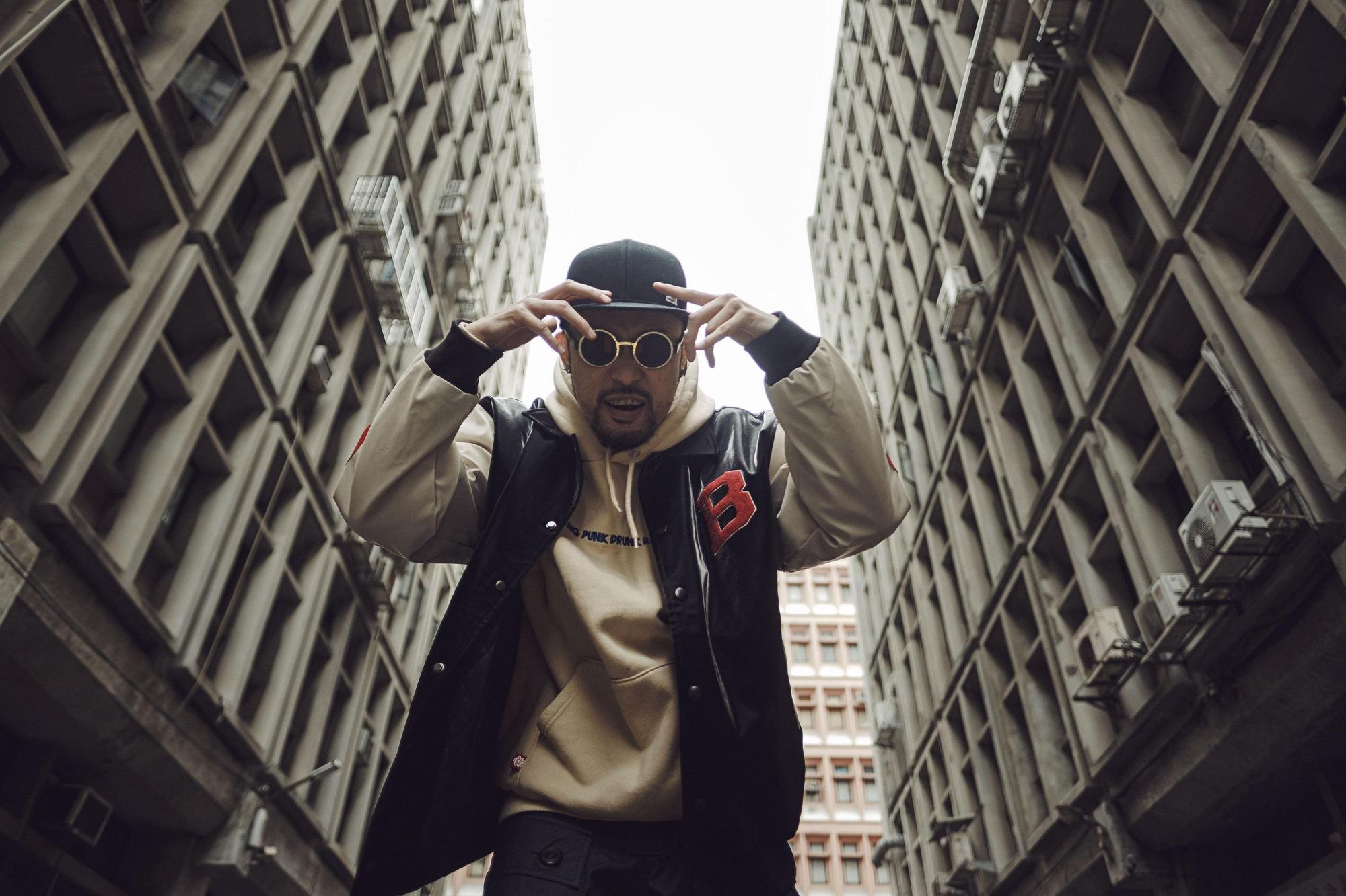 熱狗發新單曲〈他們根本不是Rapper〉,師弟瘦子中槍,但熱狗說「阿瘦(瘦子E.SO)現在本來就不是rapper,他是一個全方位的藝人、大明星,很ok啊!」(本色音樂提供)