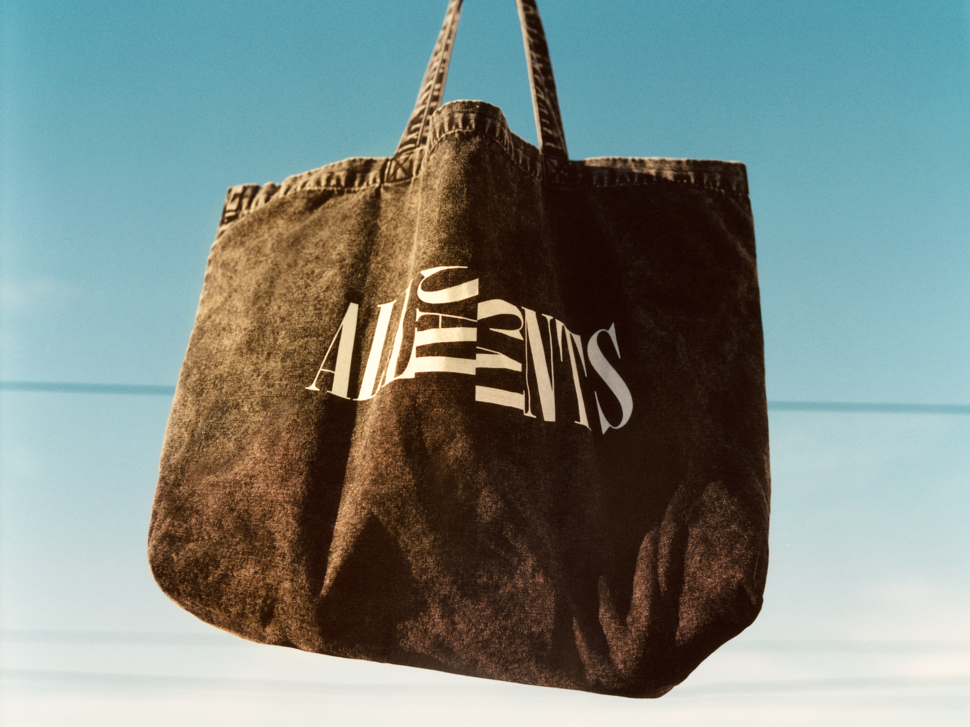 ALLSAINTS推出夏日托特包驚喜組合，明日於官網限量開賣，有機會花4,999獲得萬元以上商品。（ALLSAINTS提供）