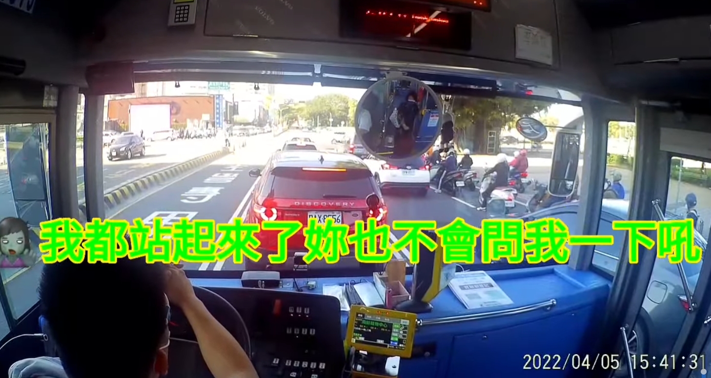 婦人沒成功按到下車鈴,過站後反怪司機沒停車也沒詢問她。(翻攝自臉書)