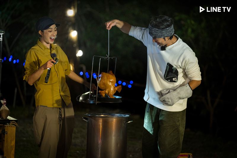 今年正好是陳柏霖和桂綸鎂合作電影《藍色大門》的20週年，特意邀她一起上節目旅行。（LINE TV提供）