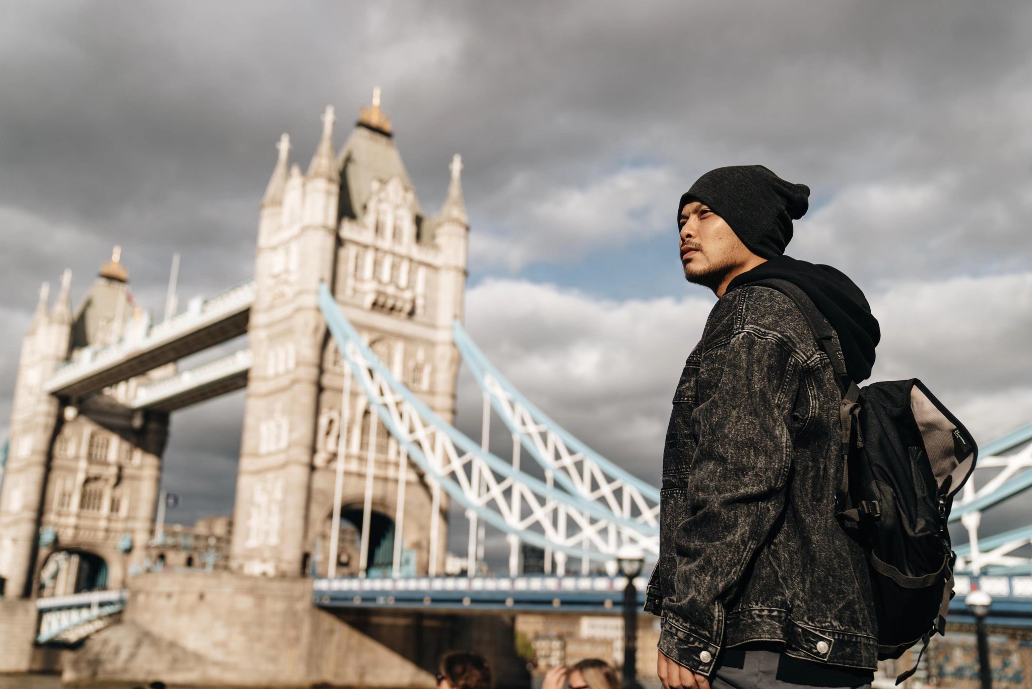 黃明志目前人在英國工作，說自己一定要把被盜的帳號拿回來。（翻攝自黃明志臉書）