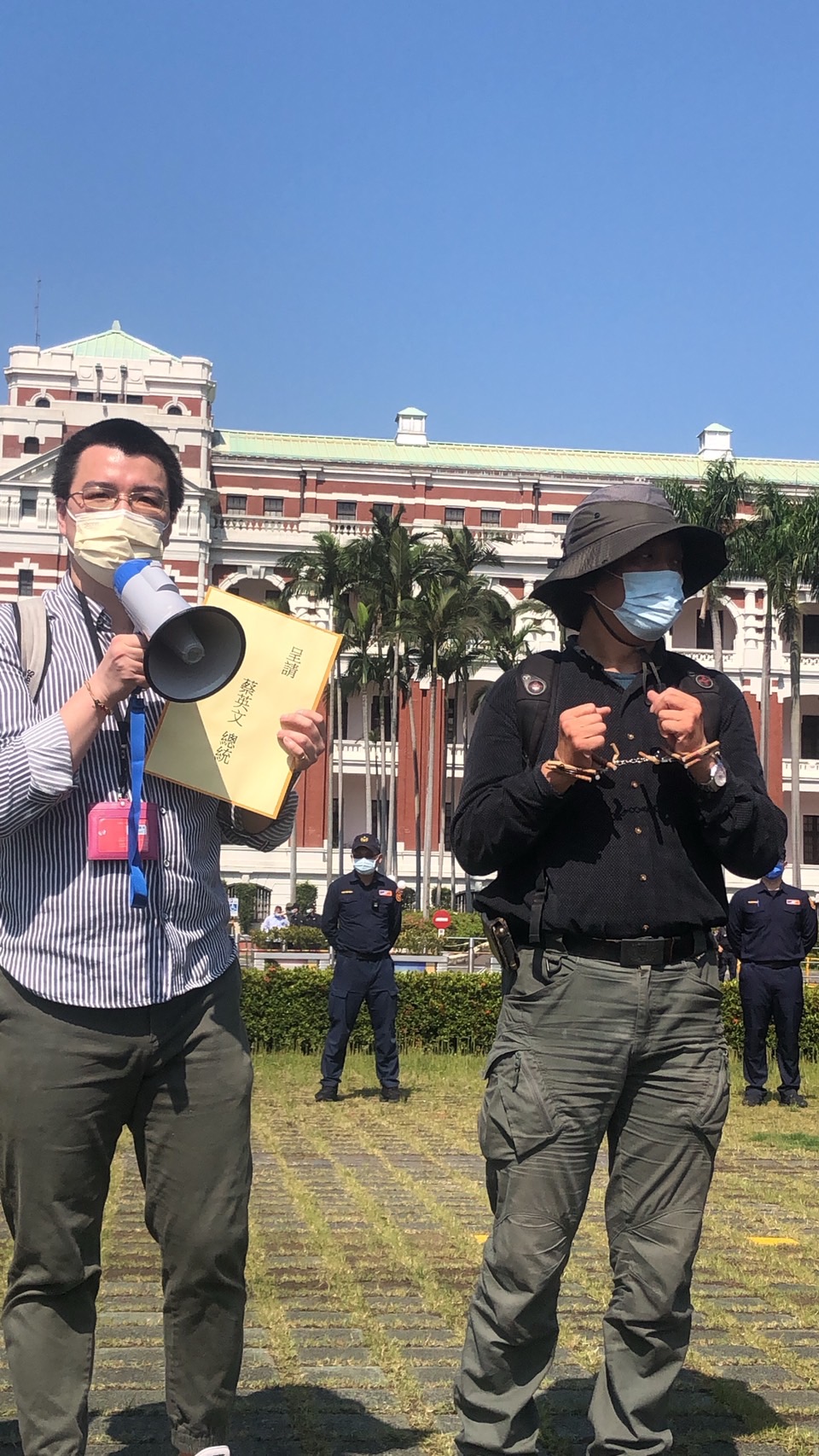 陳情的家長代表被紙菸利益團體的手銬銬住，象徵《菸防法》的修法進度被阻撓。