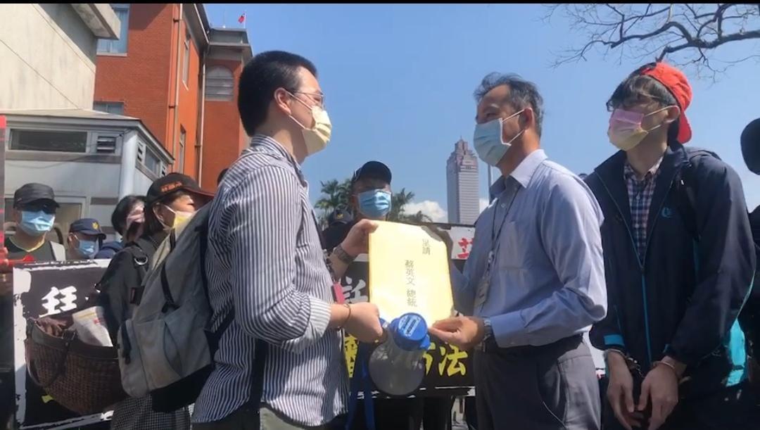 總統府公共事務室專門委員彭昌盛接見家長團體。