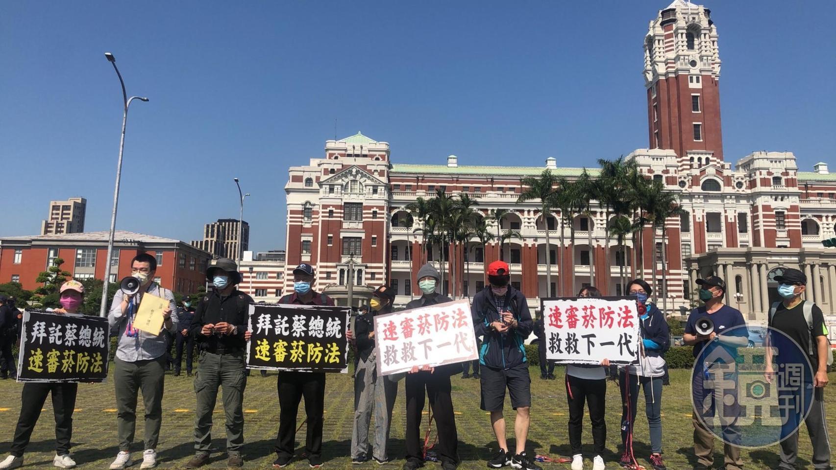 親子整理師、翔愛公益慈善協會執行長王璟琦和家長代表約10人,今(6日)上午到總統府陳情,表達支政院版《菸防法》修正案的立場。