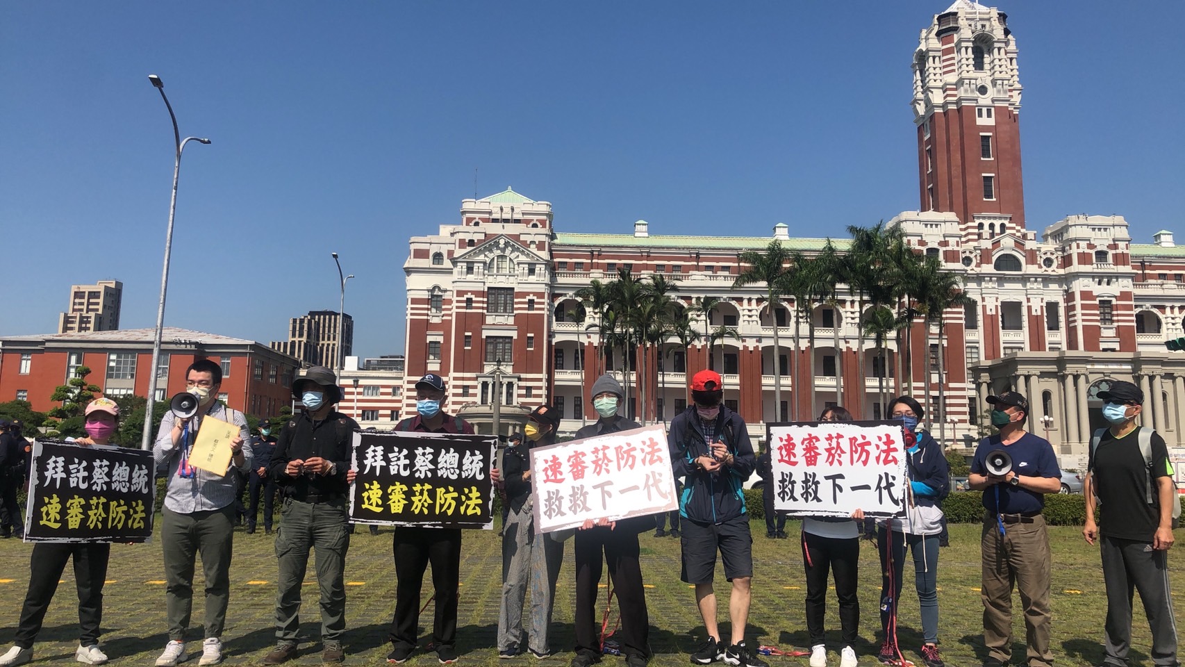 親子整理師、翔愛公益慈善協會執行長王璟琦和家長代表約10人，今（6日）上午到總統府陳情，表達支政院版《菸防法》修正案的立場。