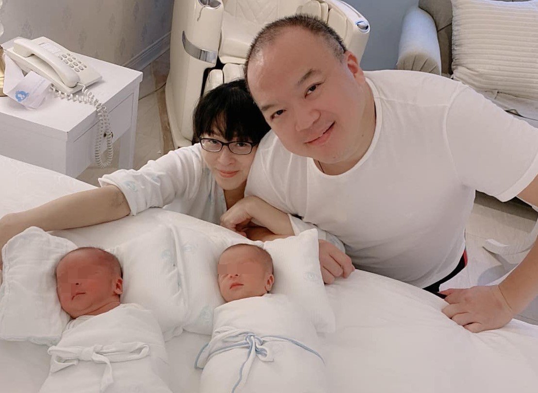 明金成（右）才當20天的爸爸就離世，留下愛妻和一對龍鳳胎。（翻攝Jimmy 明金成臉書）