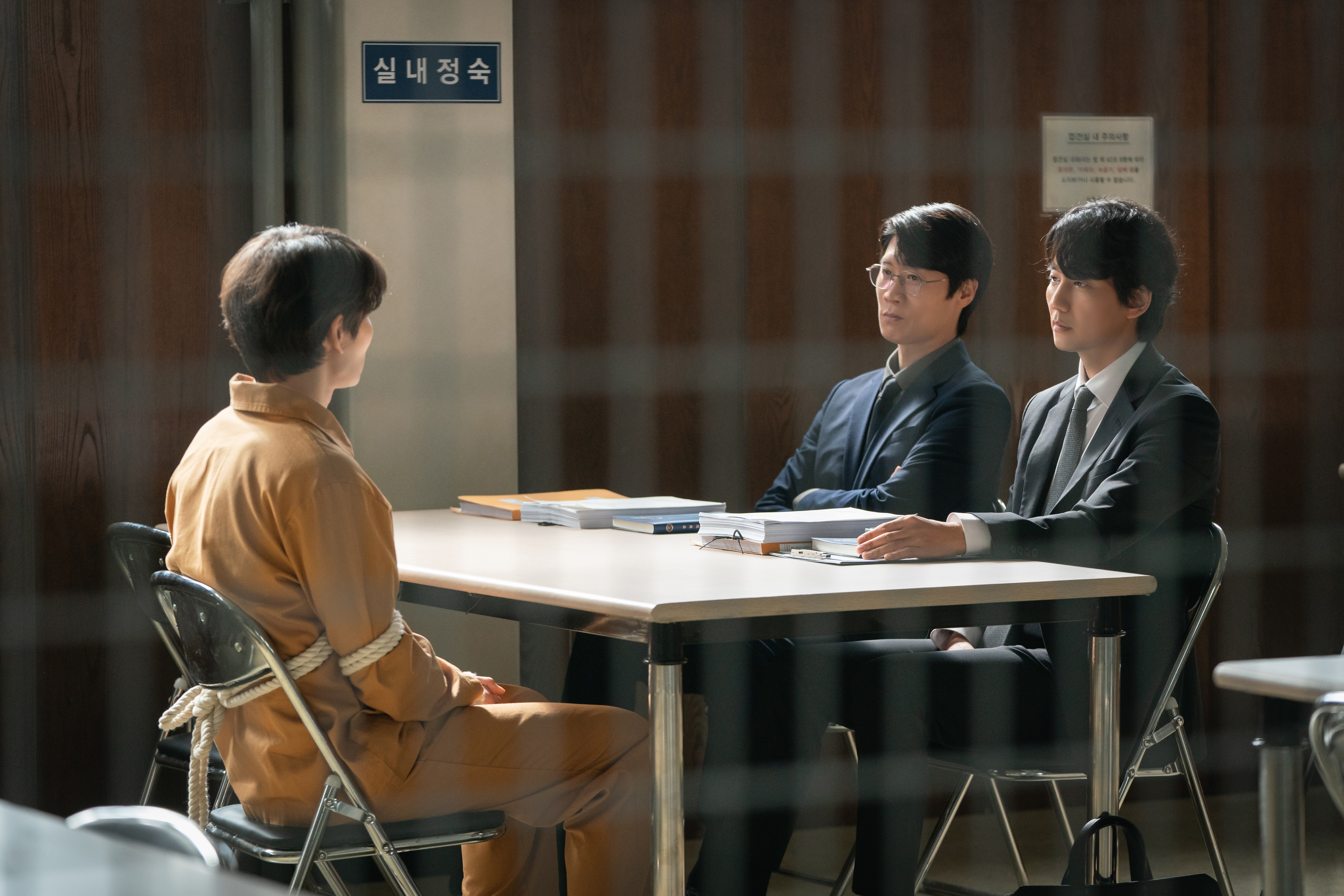 韓劇《解讀惡之心的人們》中犯罪分析組的金南佶（右）和陳善圭（中）透過和嫌犯對話剖析其犯罪心理，避免更多慘案的發生。（愛奇藝國際站提供）