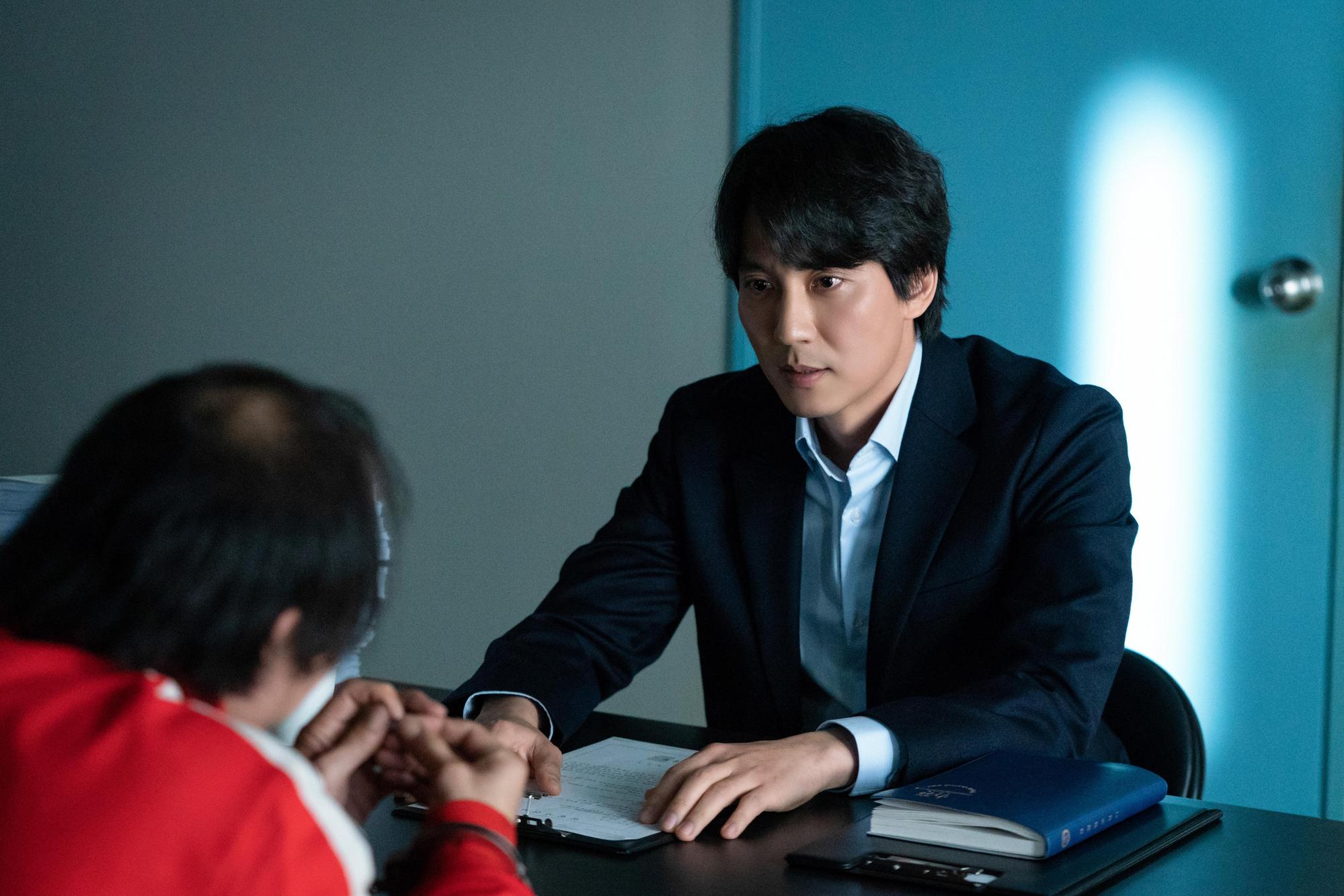 金南佶（右）在韓劇《解讀惡之心的人們》飾演韓國首位犯罪側寫師，從與罪犯的對話剖析犯罪動機。（愛奇藝國際站提供）