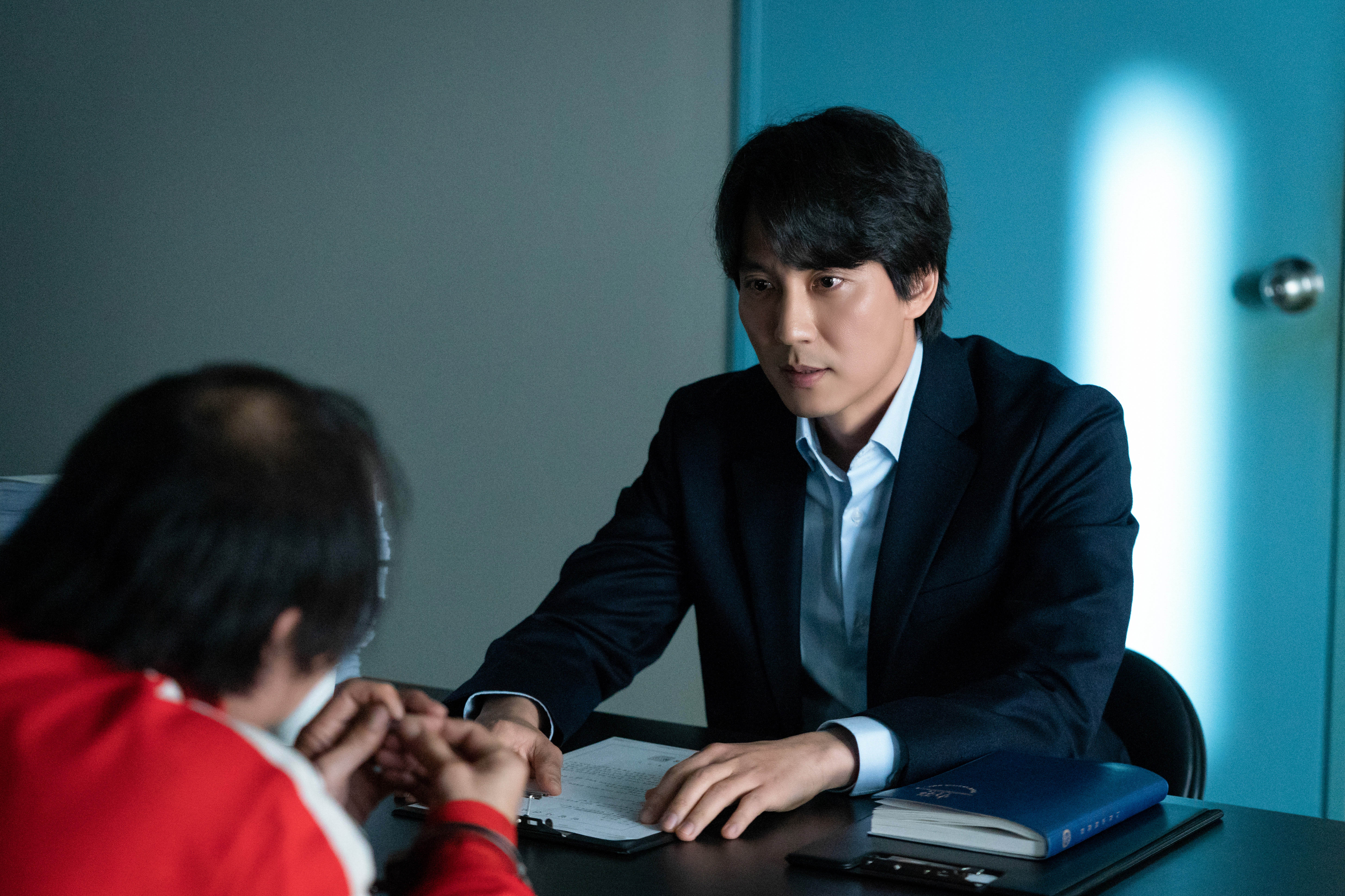 金南佶（右）在韓劇《解讀惡之心的人們》飾演韓國首位犯罪側寫師，從與罪犯的對話剖析犯罪動機。（愛奇藝國際站提供）