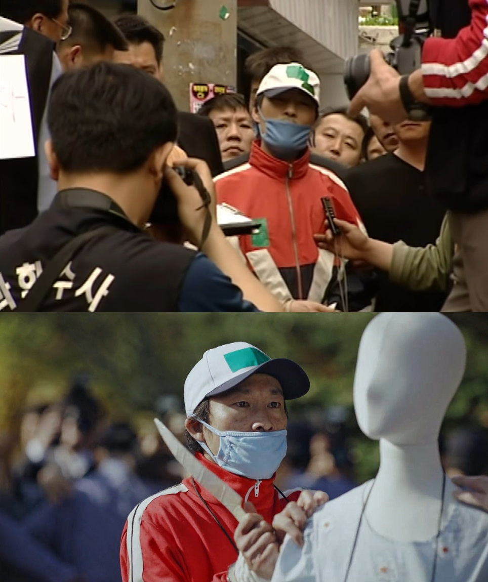 「快樂殺人犯」鄭南奎2006年遭捕後返回犯罪現場進行犯案模擬（上圖），劇中重現該場面，現場或嫌犯的外型都還原度極高（下圖）。（上圖翻攝自SBS、下圖翻攝自愛奇藝國際站）