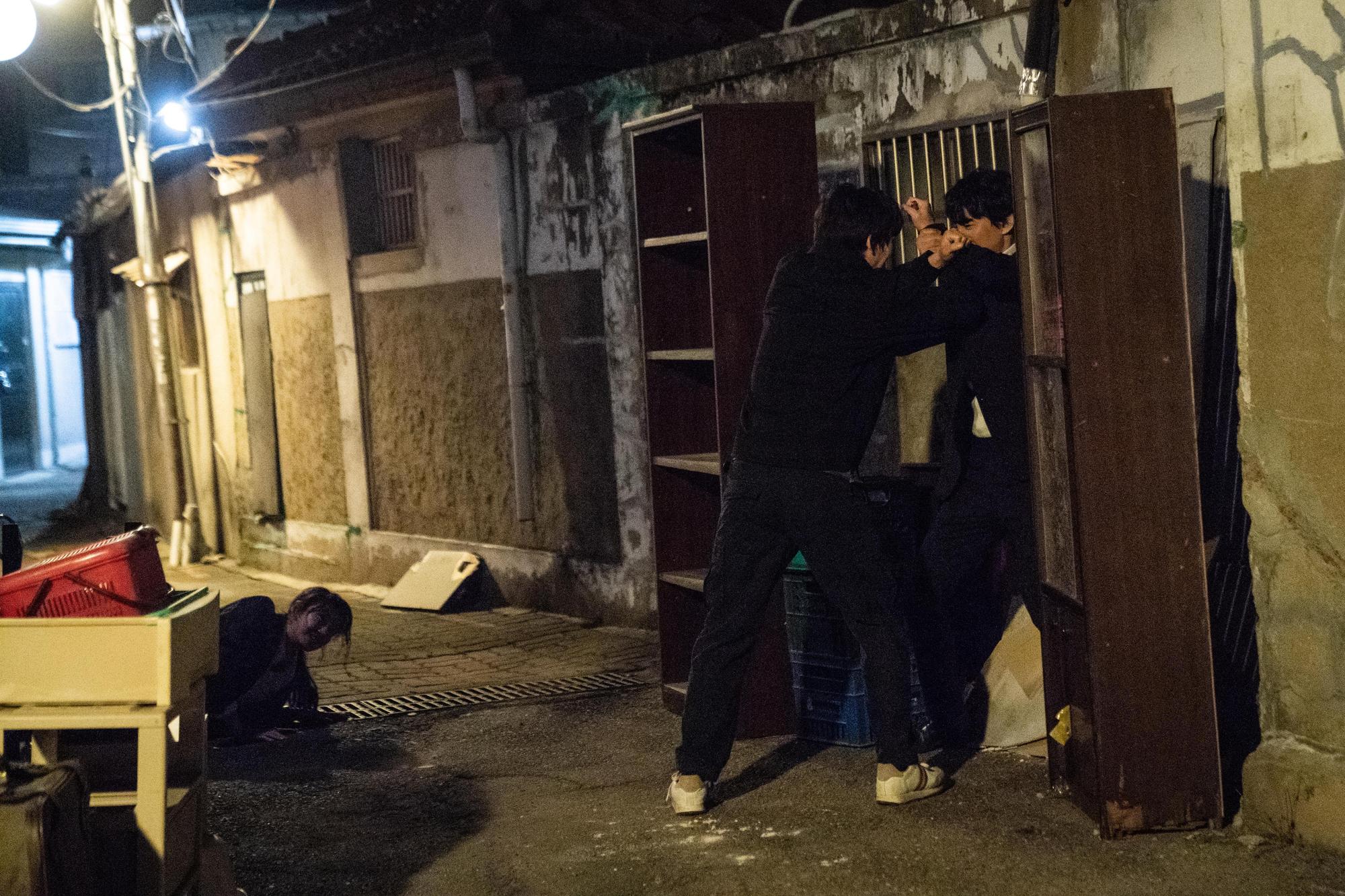 《解讀惡之心的人們》的故事背景是20多年前的韓國,團隊刻意選擇地方小城市或郊區進行外景拍攝。(愛奇藝國際站提供)