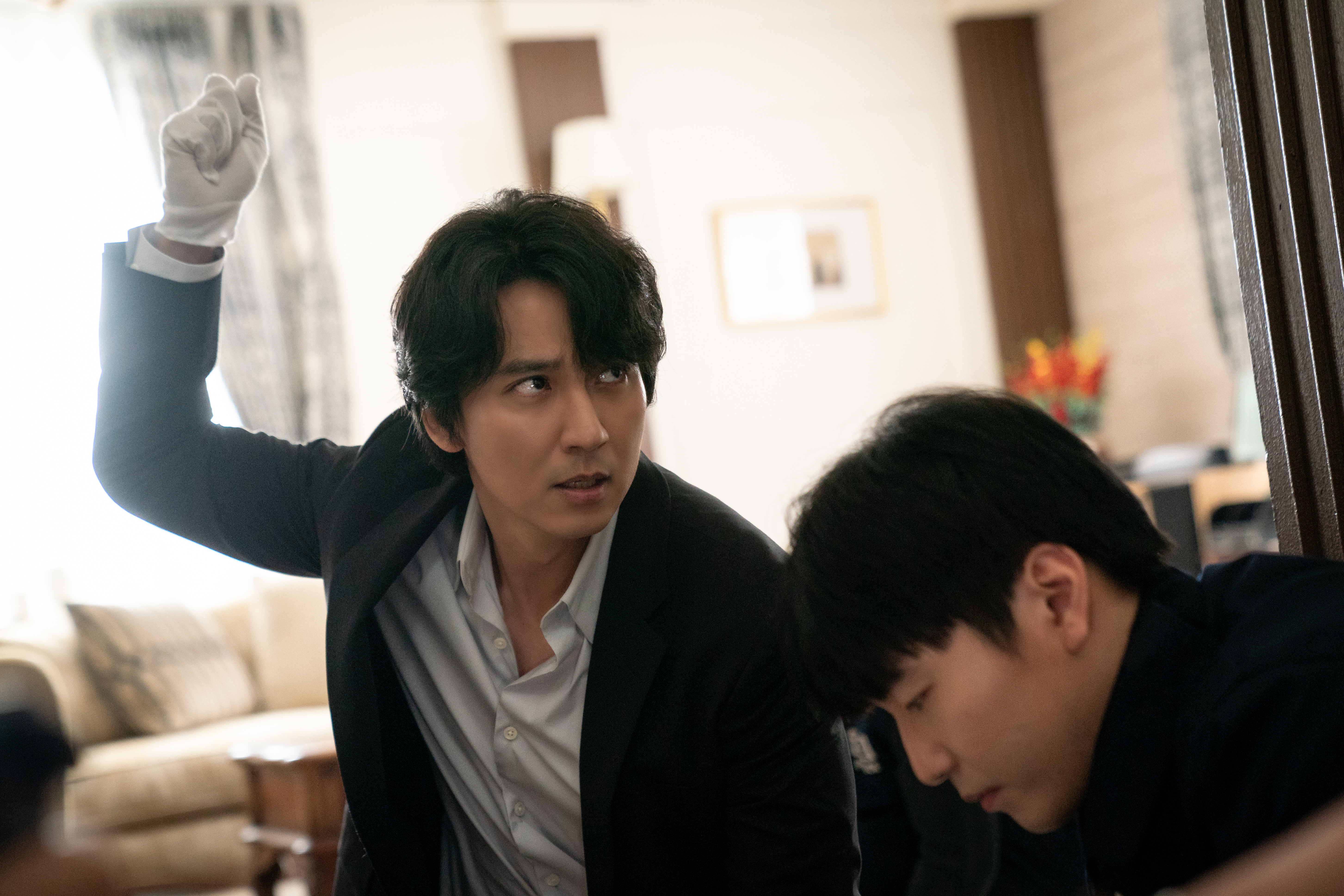 《解讀惡之心的人們》中，金南佶（左）實際走訪犯罪現場分析犯罪動機，成為破案關鍵。（愛奇藝國際站提供）