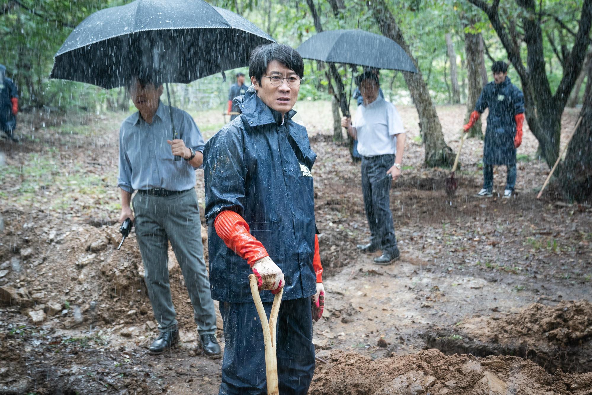 陳善圭飾演的國榮秀原型為慶南警察廳搜查部長尹外出，他開鏡前特地與本人見面並學習他的說話口氣與表情。（愛奇藝國際站提供）