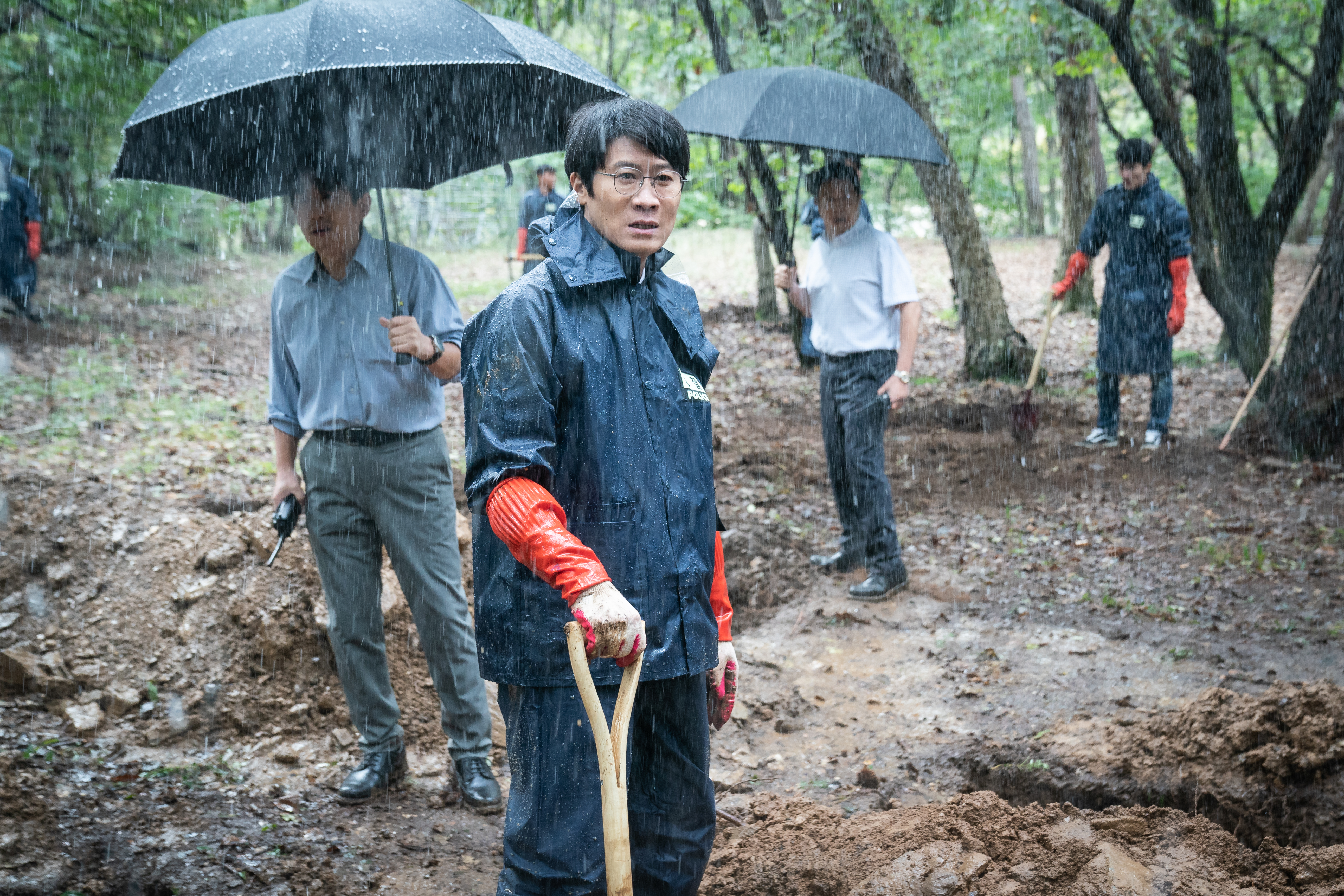 陳善圭飾演的國榮秀原型為慶南警察廳搜查部長尹外出,他開鏡前特地與本人見面並學習他的說話口氣與表情。(愛奇藝國際站提供)