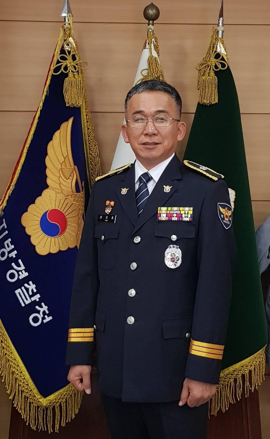 原隸屬鑑識科的尹外出當年看準科學搜查的重要性，挖角權日勇一起做犯罪側寫。（翻攝自KANPA）