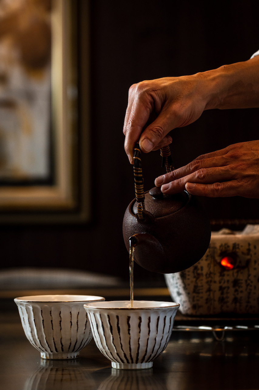鐵板燒料理的開場「茶湯」,選用紅玉雞清湯搭配炭烤松本茸,儀式感十足也暖胃。