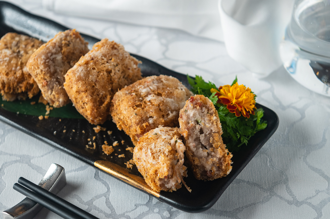 福園招牌菜「芋茸酥鴨方」,外酥內軟,芋香襯托鴨肉厚實的甜味。(360元/1份5入)