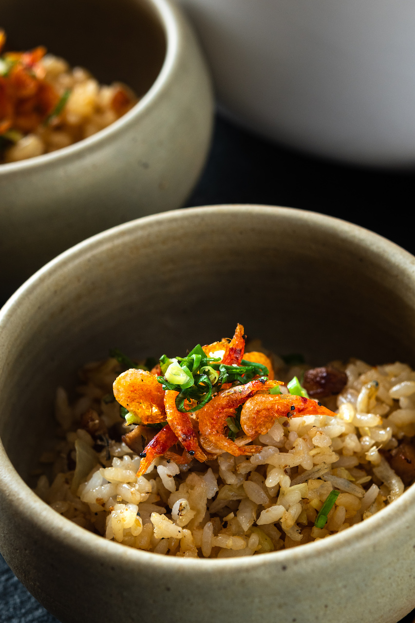 「櫻花蝦、吻仔魚、美濃日曬蘿蔔絲拌飯」以砂鍋釜飯取代炒飯,山海濃縮於一碗。