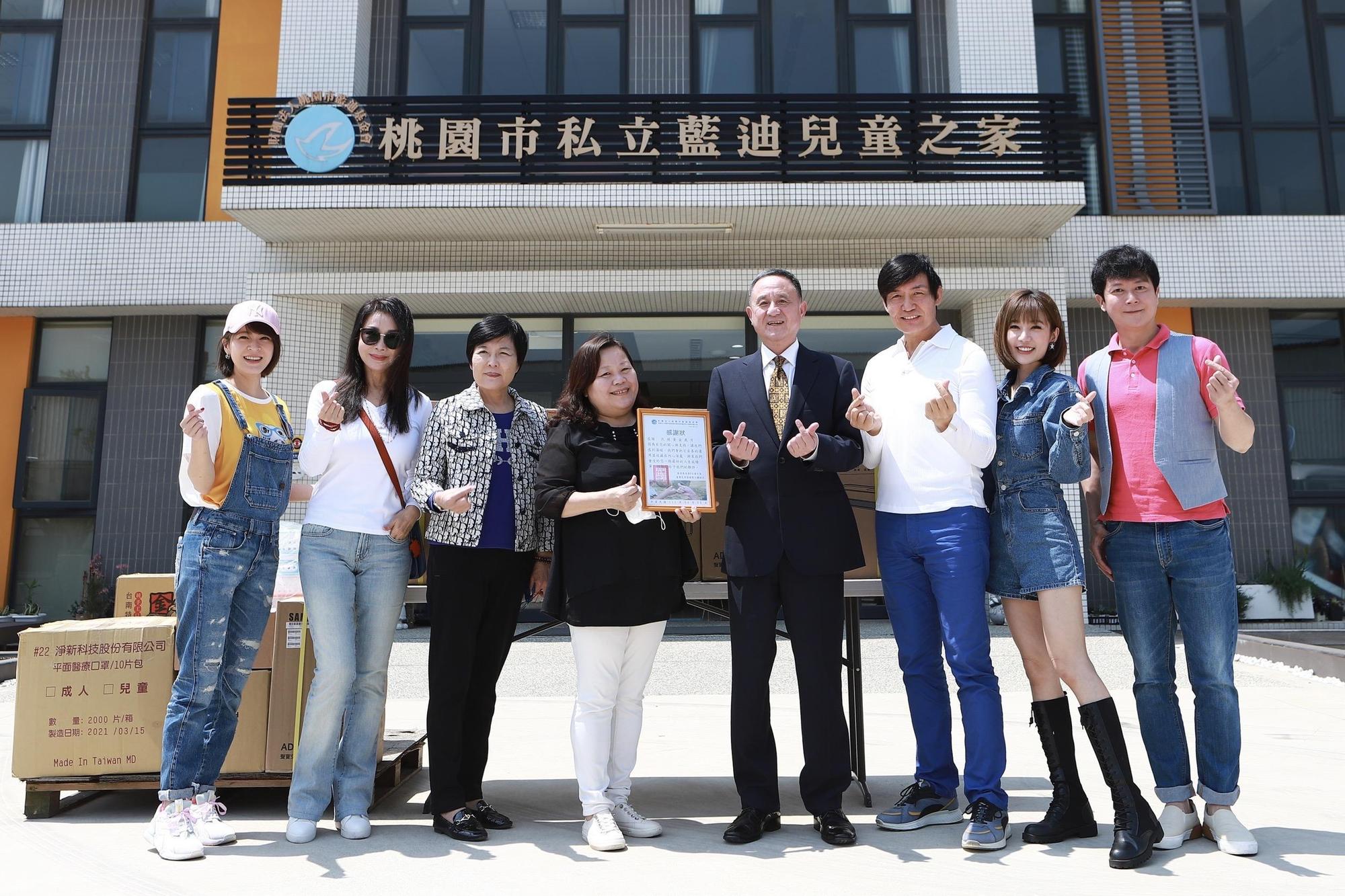 陳美鳳（左2）今日和民視八點檔《黃金歲月》演員霍正奇、王燦、蘇晏霈、羅巧倫一起到桃園藍迪兒童之家做公益。（民視提供）