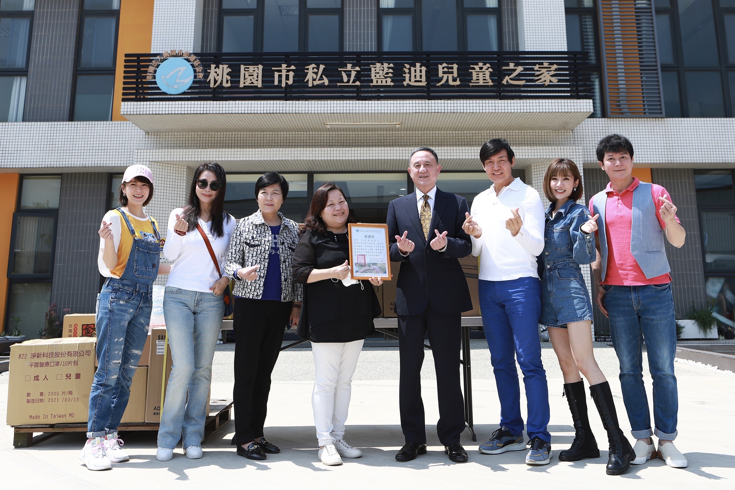 陳美鳳（左2）今日和民視八點檔《黃金歲月》演員霍正奇、王燦、蘇晏霈、羅巧倫一起到桃園藍迪兒童之家做公益。（民視提供）