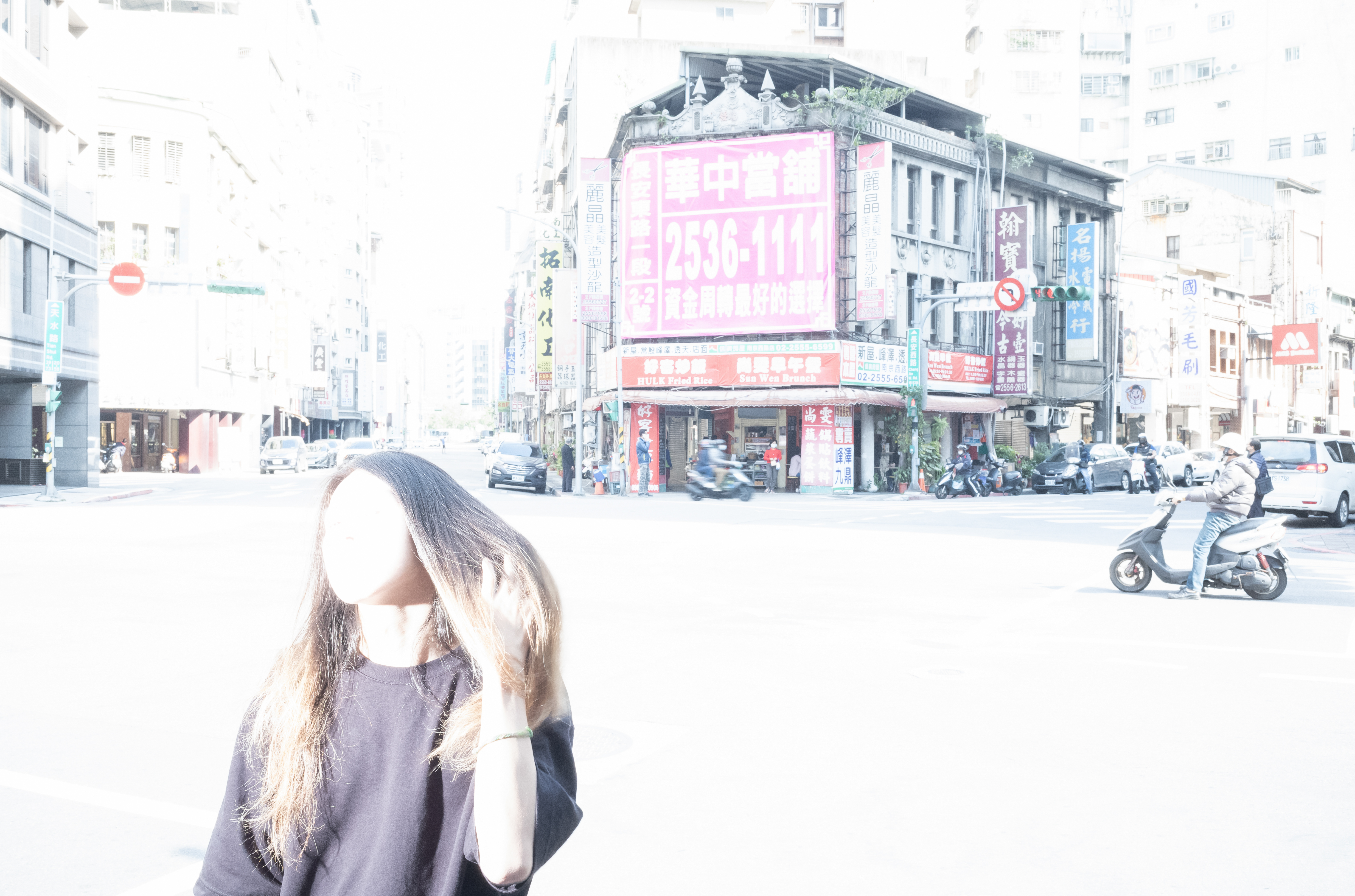 《後時代革命》攝影展最大特色在於，所有被拍攝的港人都不見臉孔與五官。（高仲明提供）