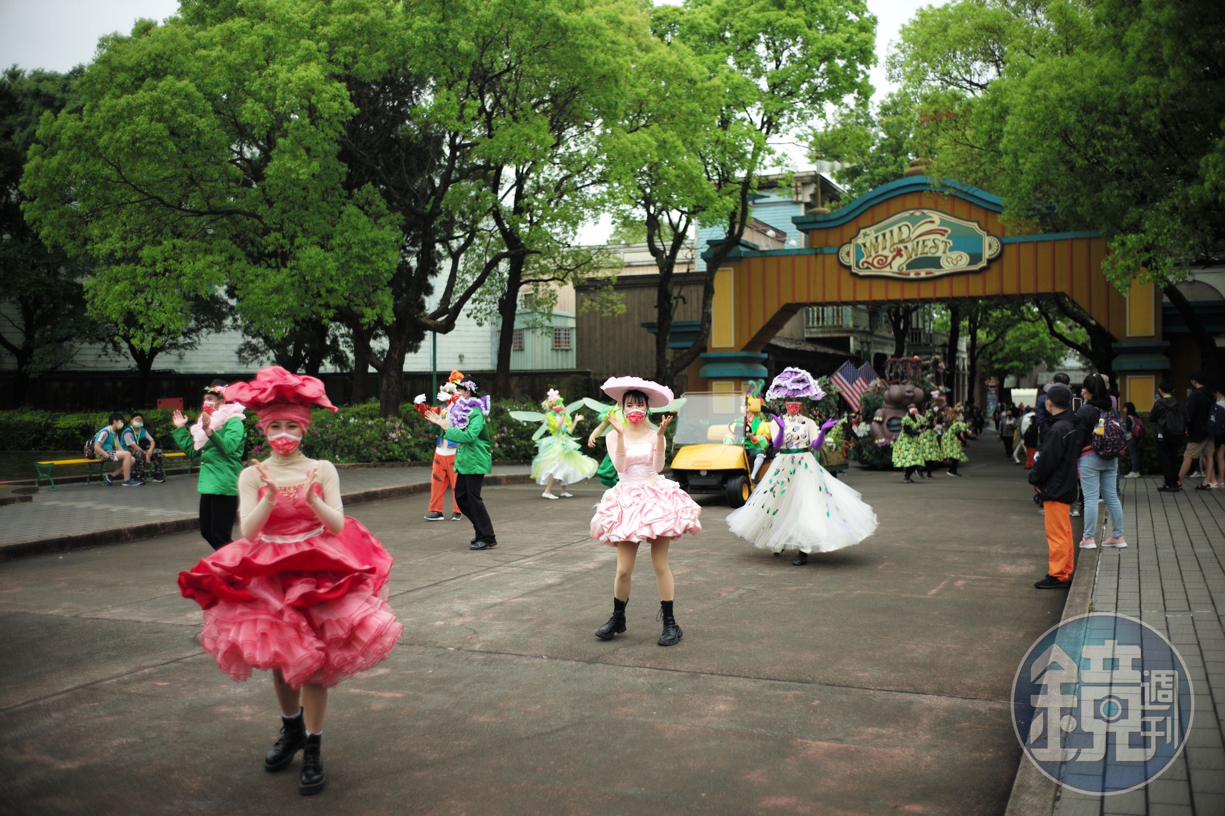  「六福村」的花車遊行十分熱鬧吸睛。