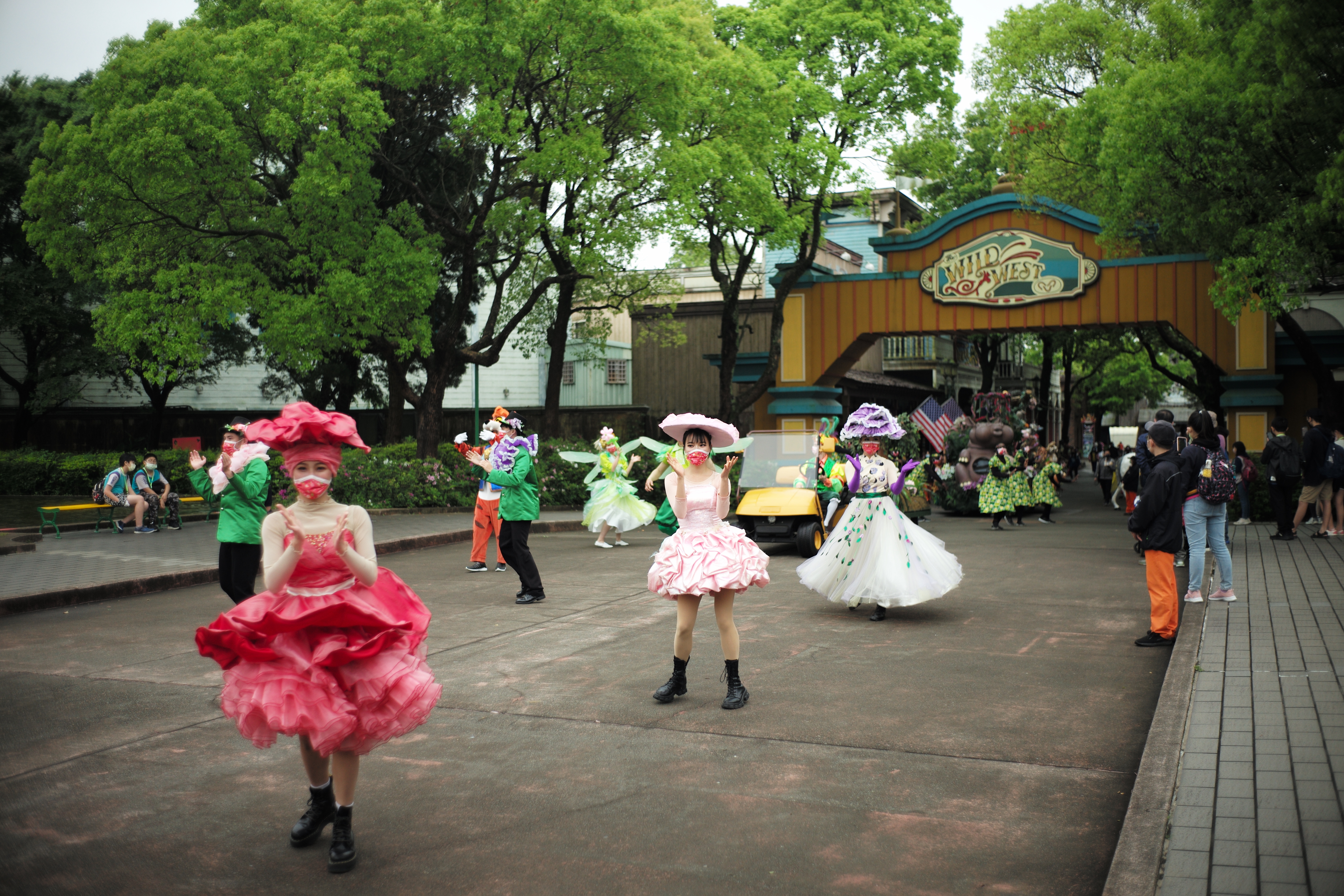  「六福村」的花車遊行十分熱鬧吸睛。