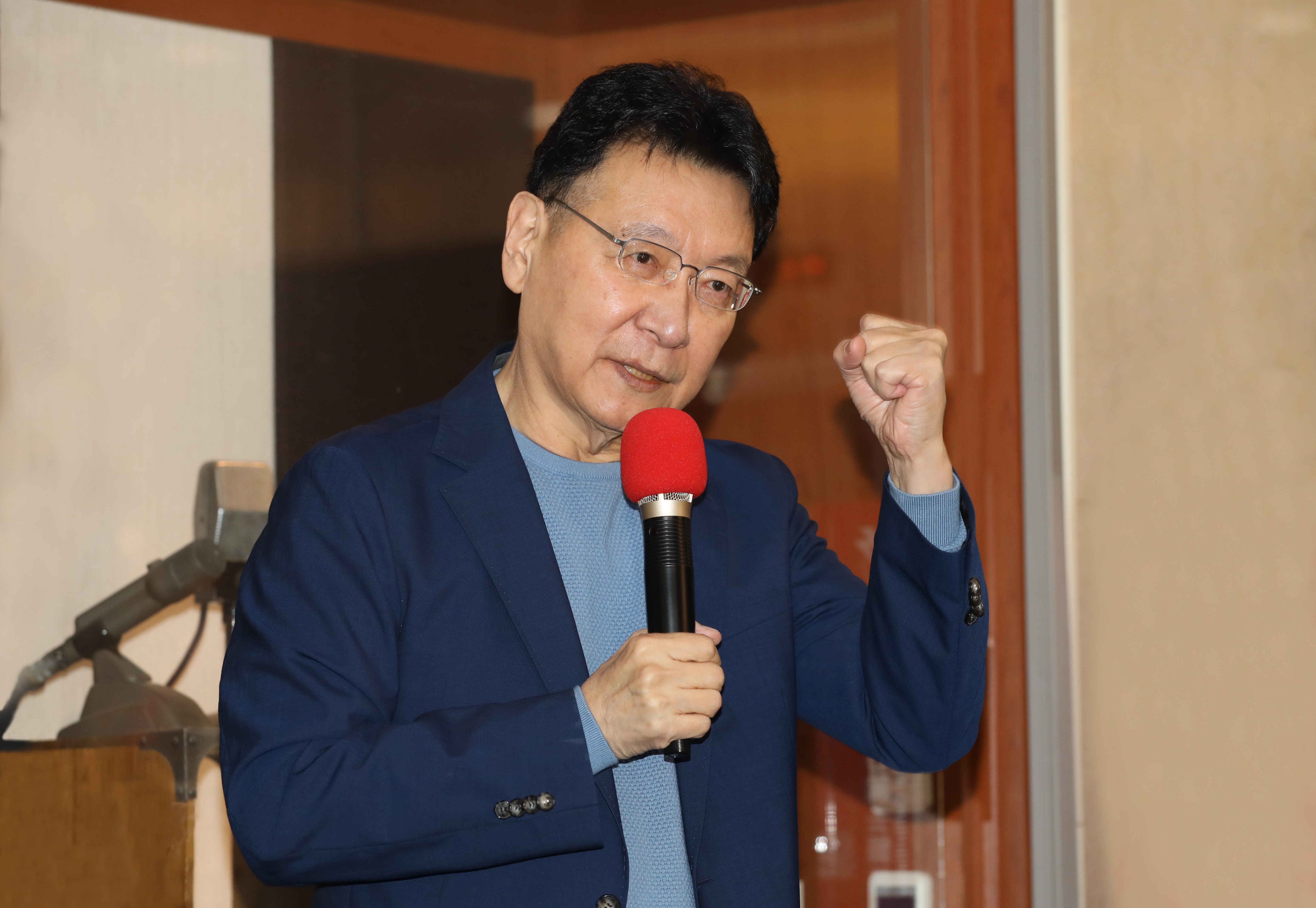 中廣董事長趙少康質疑「高登環球生醫公司」接下16億快篩訂單野貓膩，對此民進黨反擊回應。