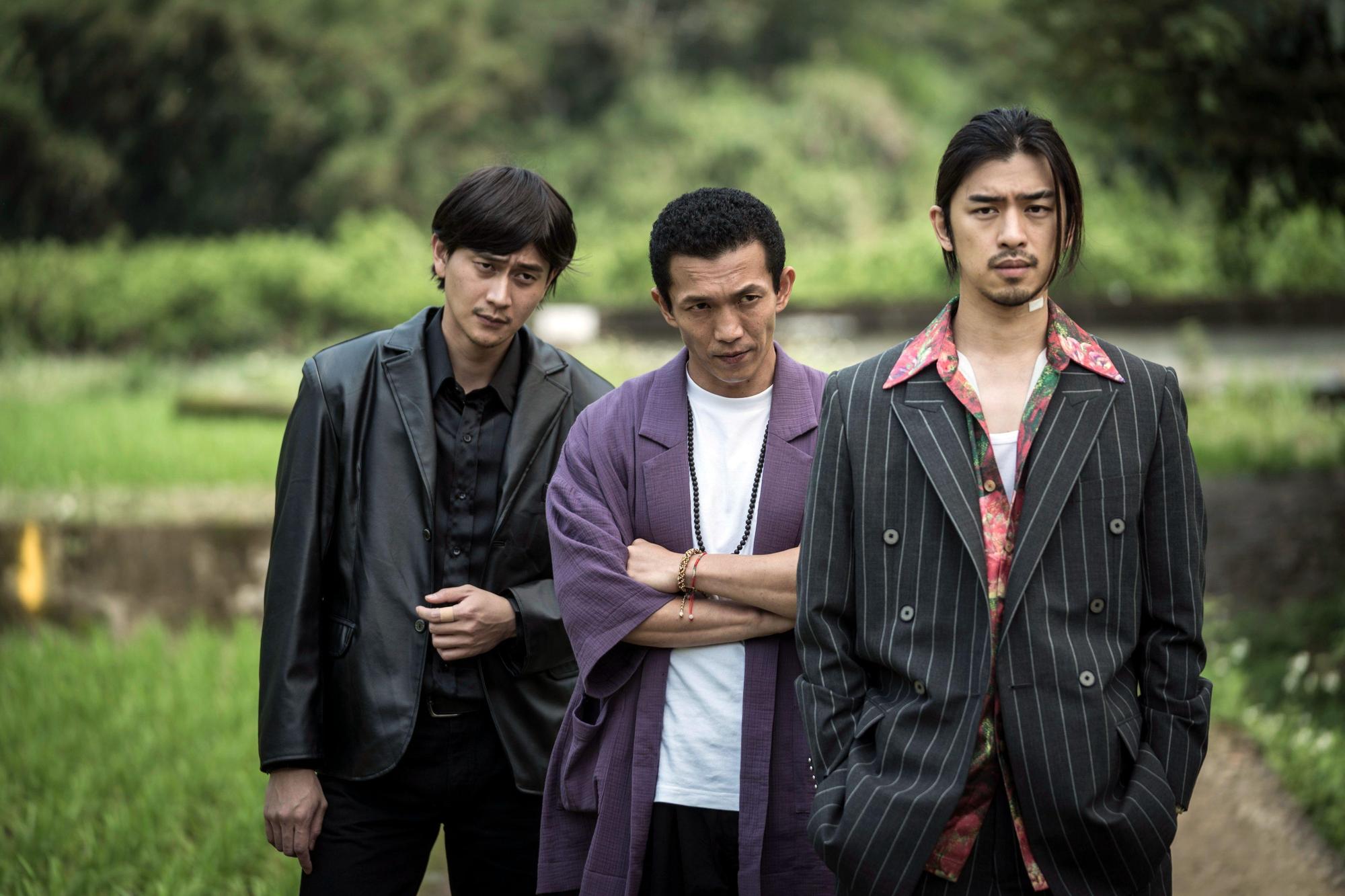 陳柏霖、劉冠廷、黃尚禾等人主演的《詭扯》改編自韓國電影,黑色風格有別於一般台式喜劇。(良人行影業提供)