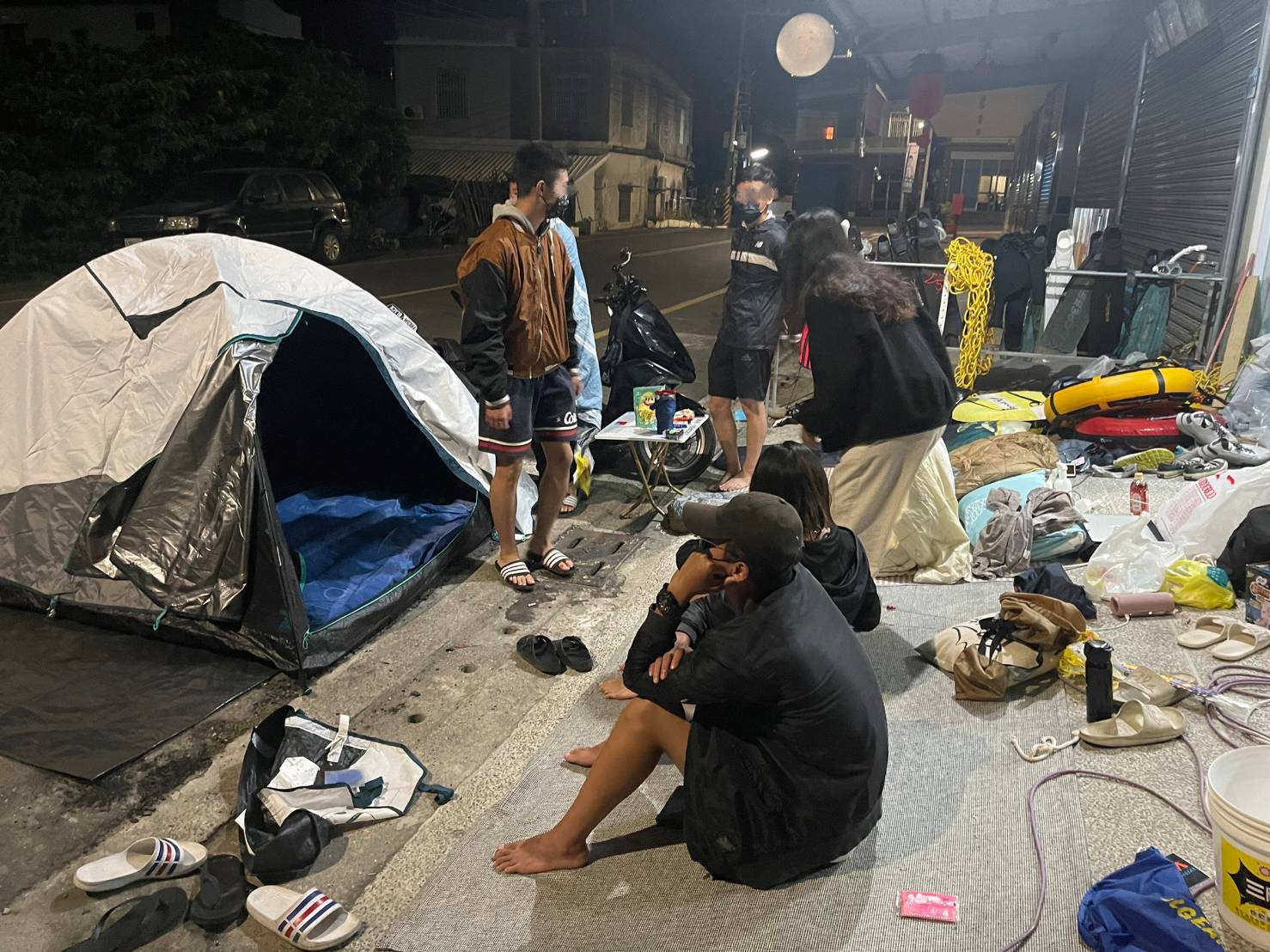 小琉球一家潛水店業者自行快篩發現陽性，快篩陰性的員工因與陽性者曾接觸，在門口路邊待了10個小時才被衛生局接走隔離。（民眾提供）