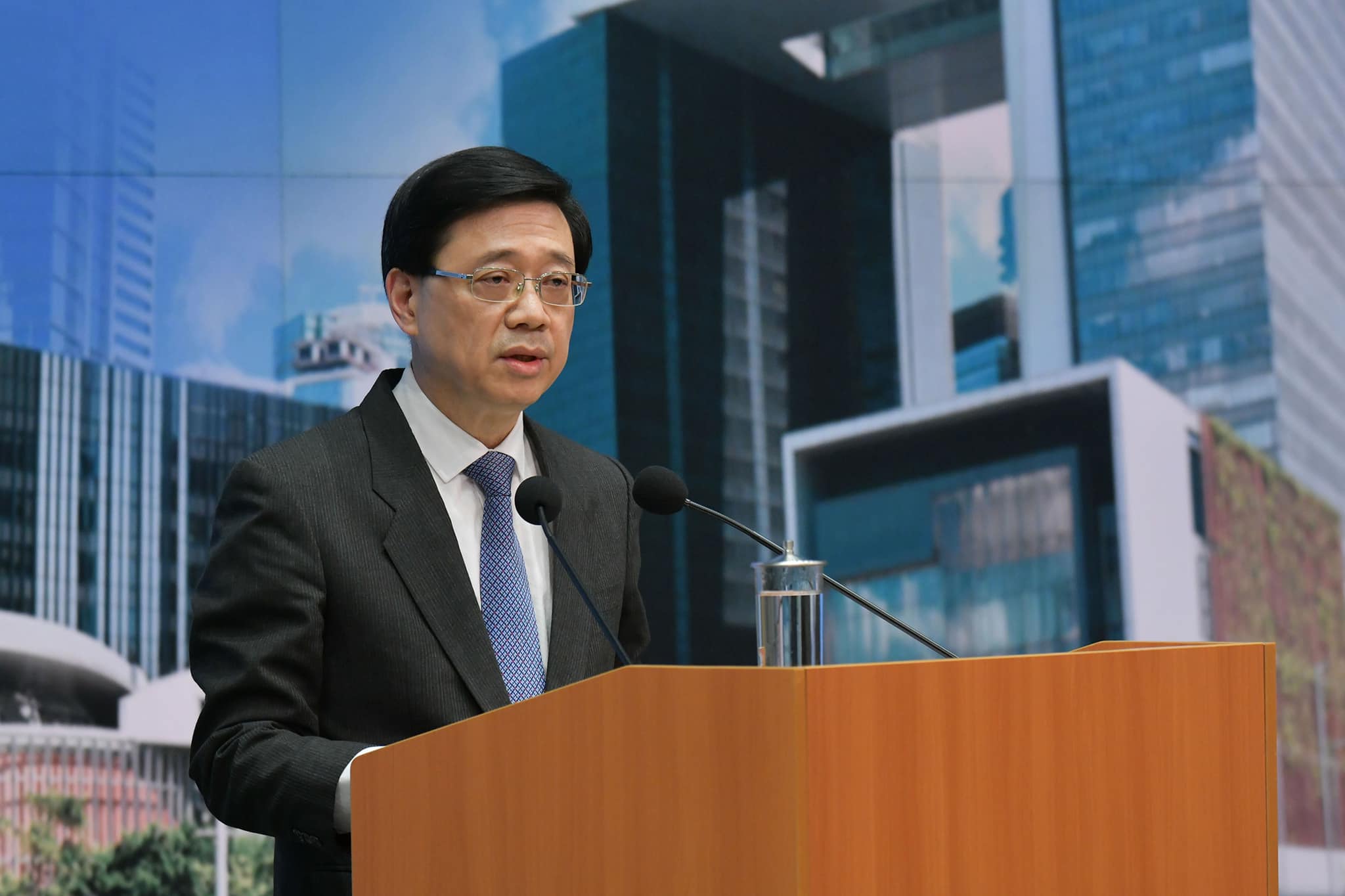 外界猜測，現任政務司司長李家超為北京屬意下屆特首人選。（翻攝政務司司長辦公室臉書）