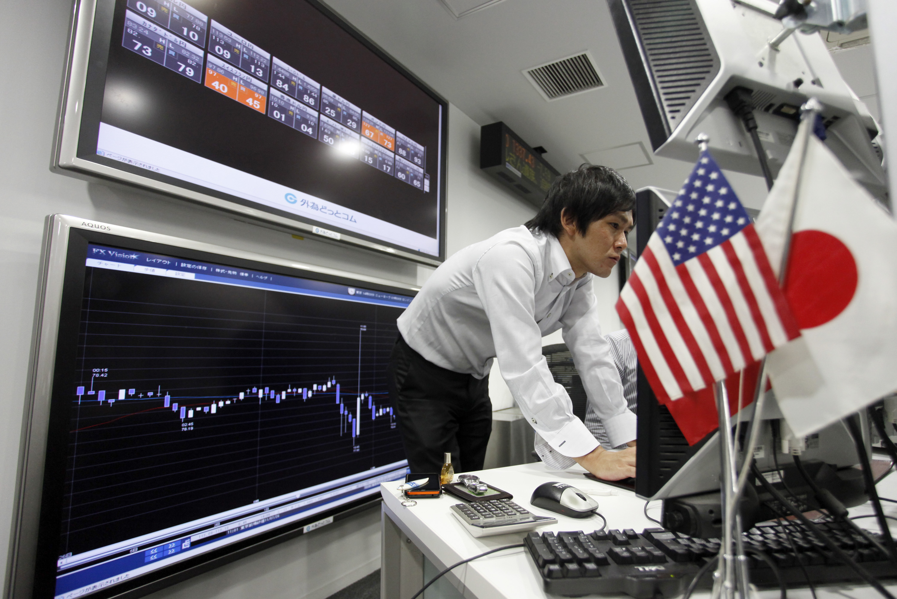 美日利差持續擴大，配合日銀大規模收購國債，均加速日圓貶值。（東方IC）